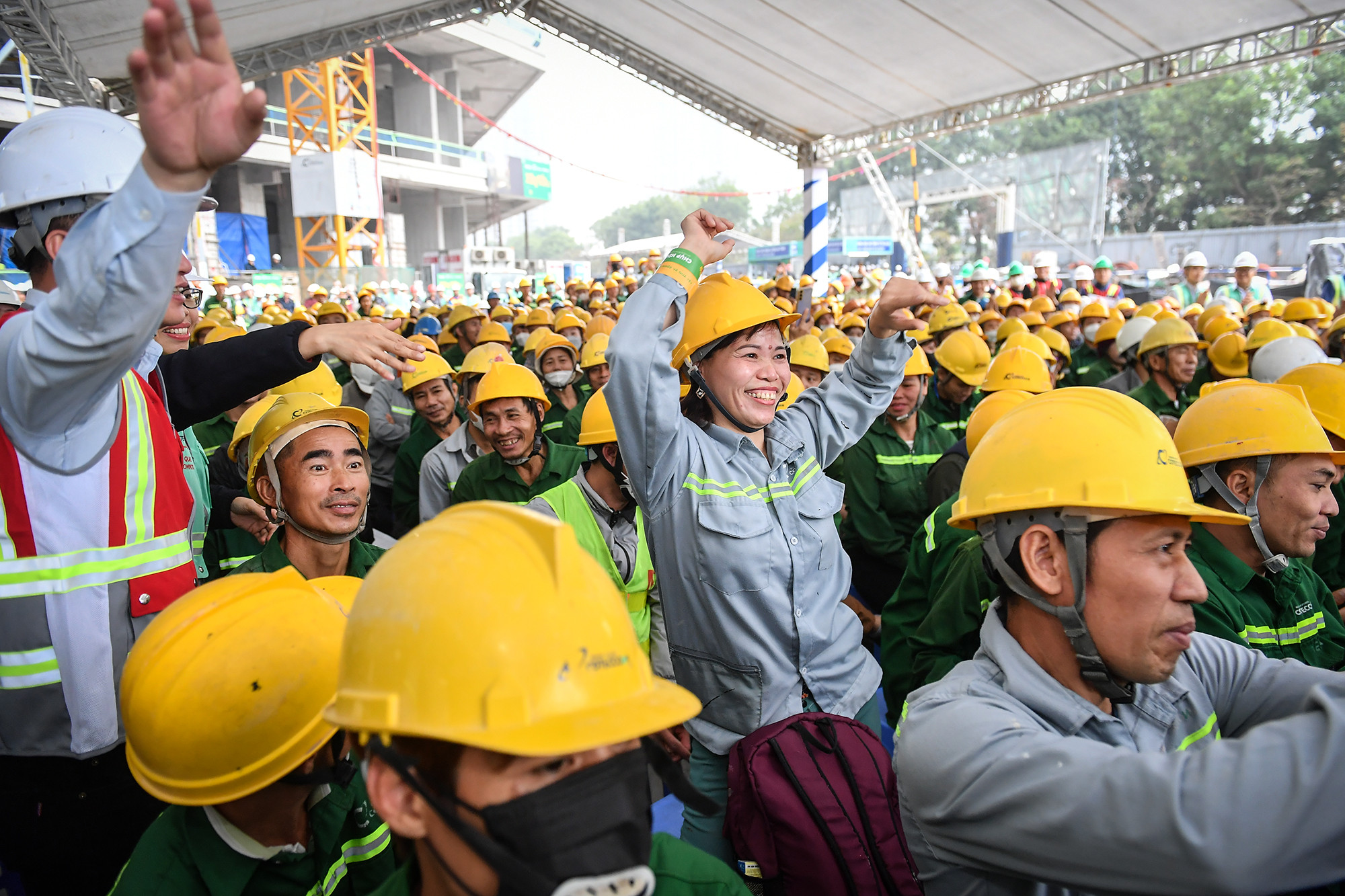 Những nụ cười rạng ngời của những công nhân khi được nhận quà Tết.