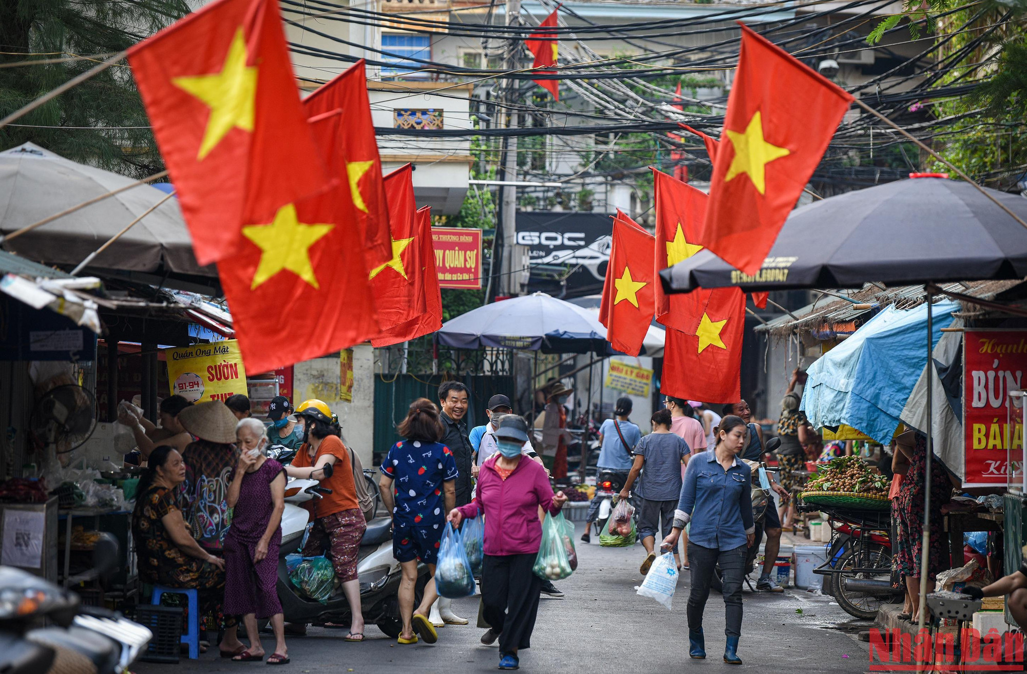 Đến những con phố nhỏ hay 1 góc chợ cũng tràn ngập cờ Tổ quốc tung bay.