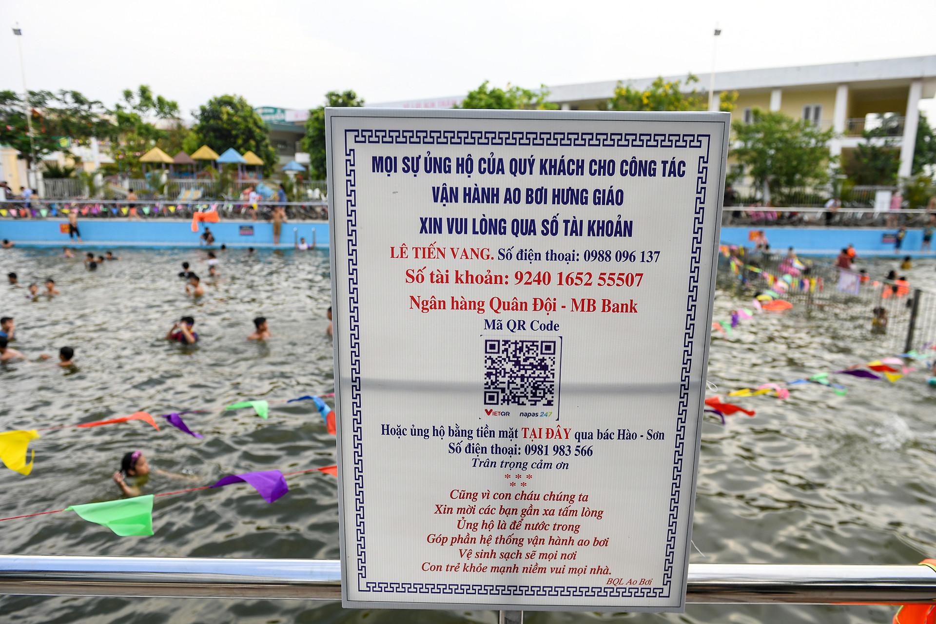 [Ảnh] Biến ao làng thành bể bơi miễn phí cho trẻ ảnh 14