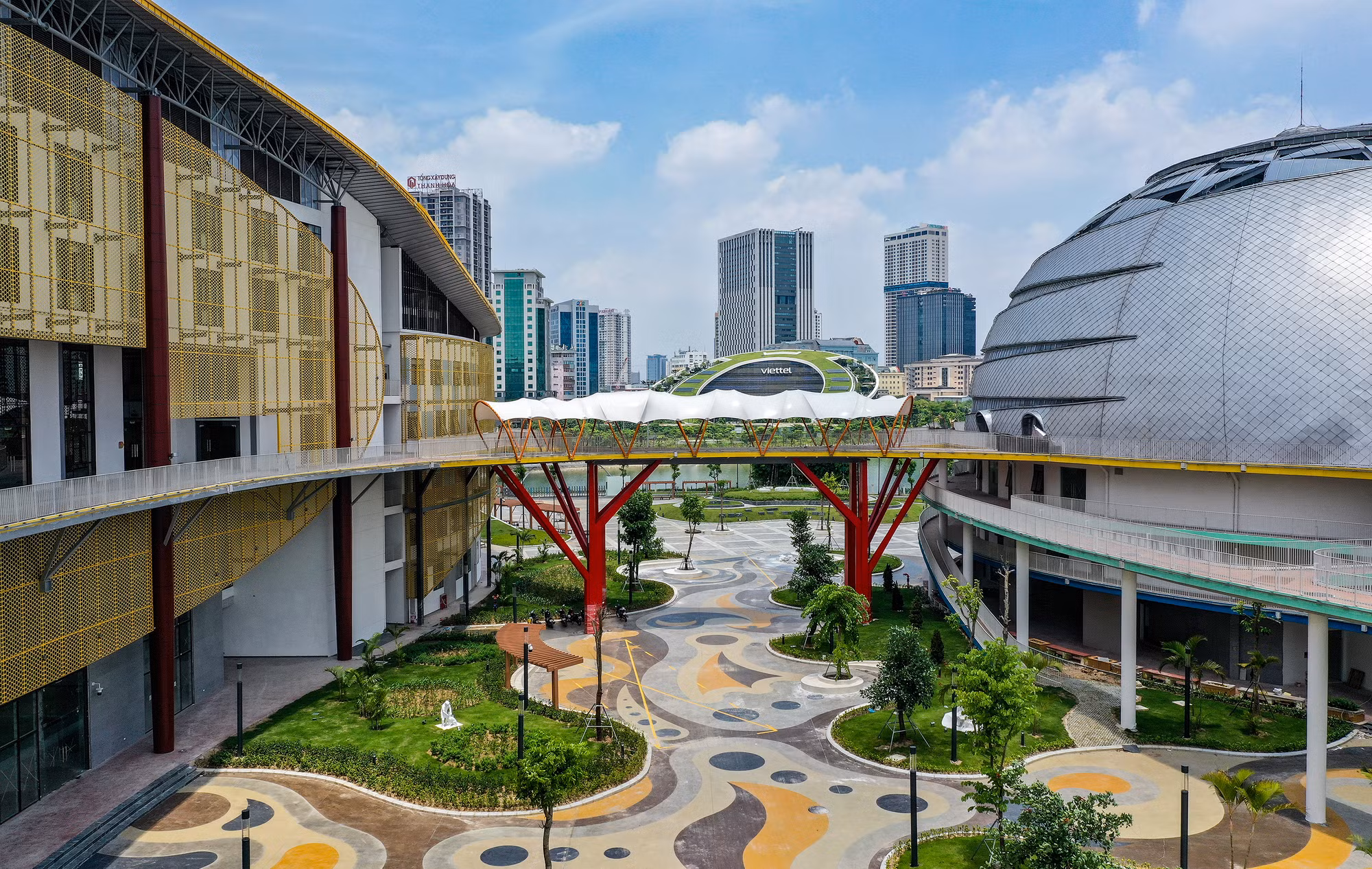 Giữa hai khối nhà A và B được kết nối với nhau bằng cây cầu hình chữ X