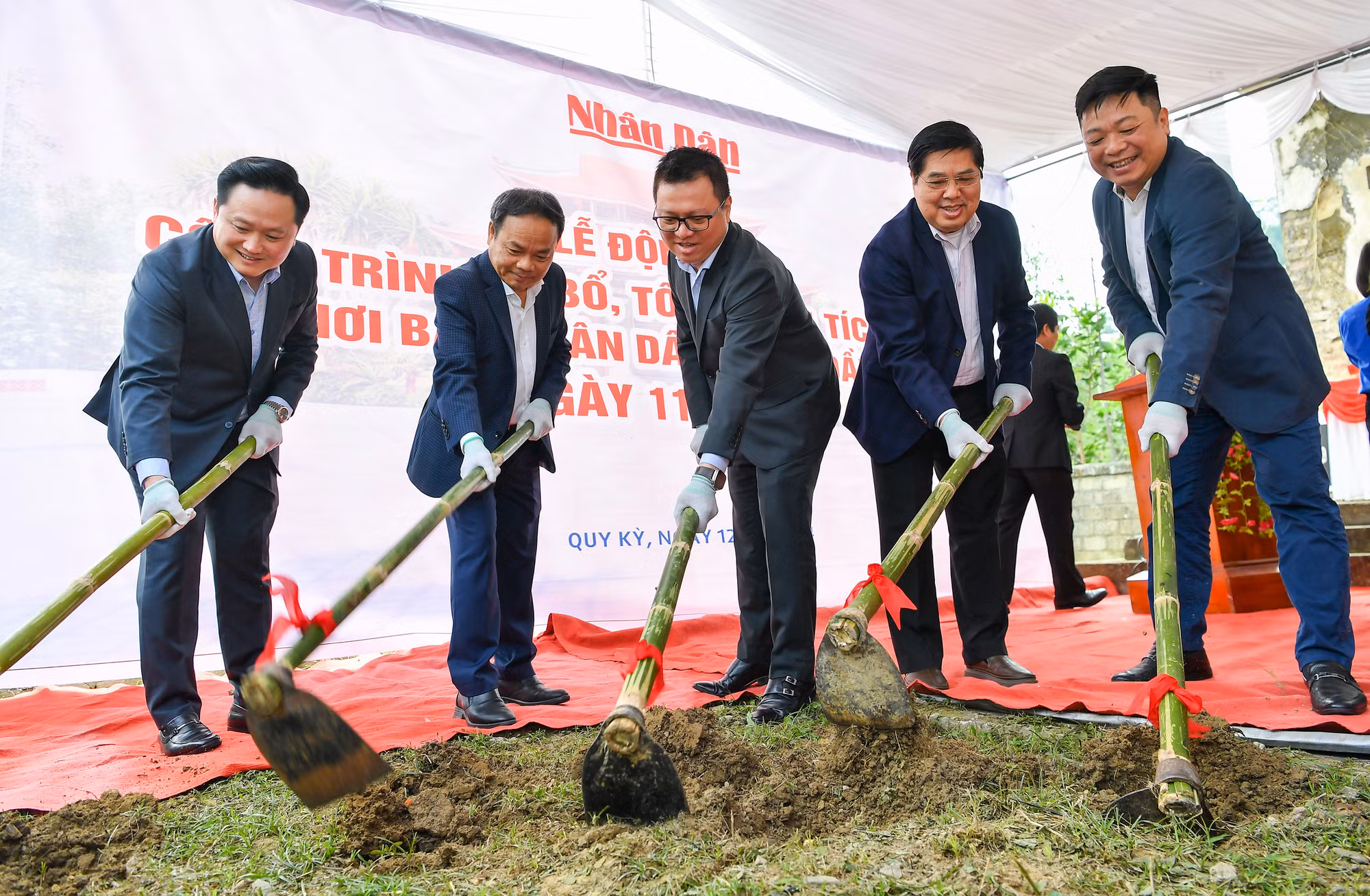 Ban lãnh đạo Báo Nhân Dân thực hiện nghi thức động thổ.