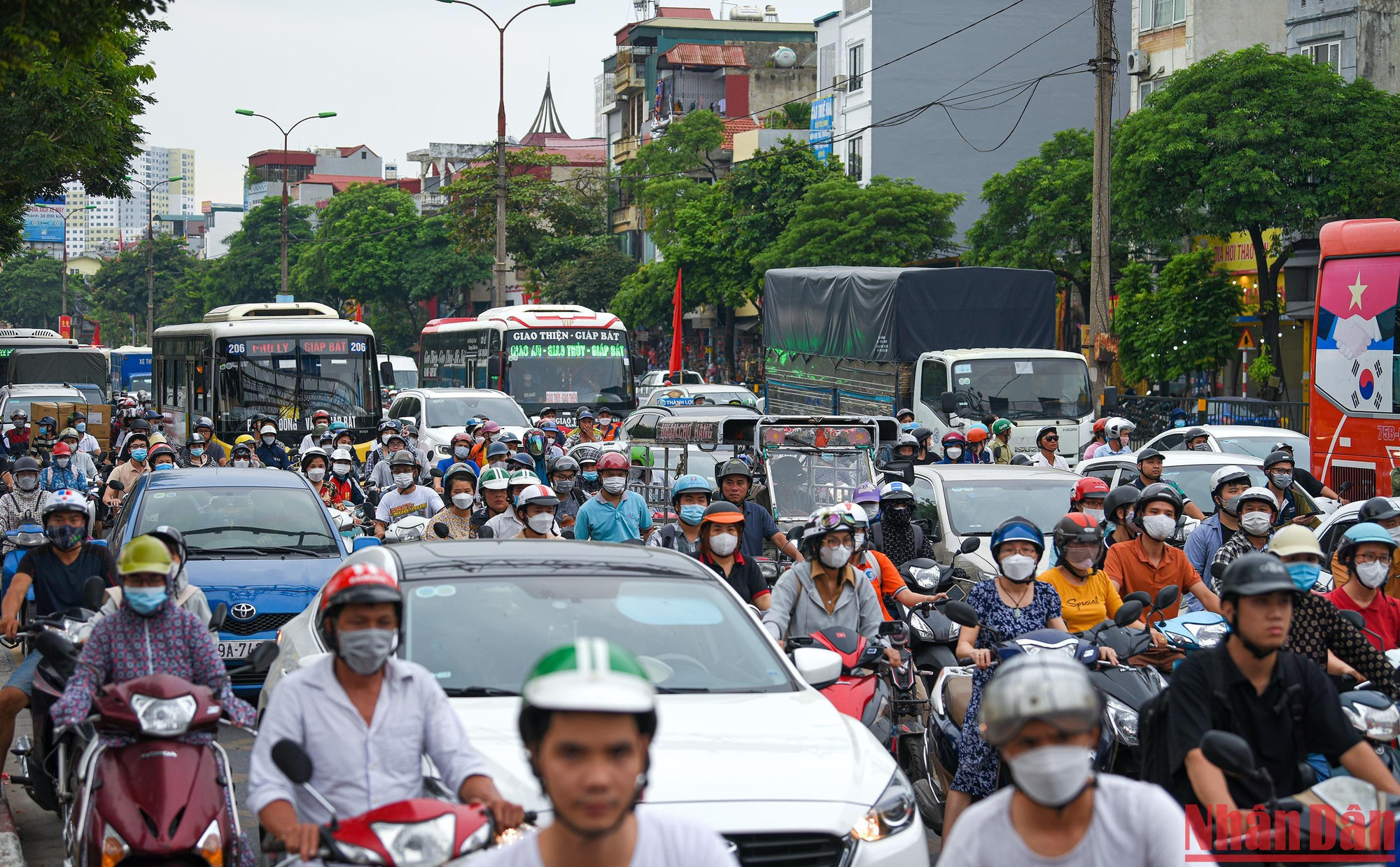 Chiều nay 31/8, Ngày làm việc cuối cùng trước kỳ nghỉ lễ 2/9. Năm nay nghỉ lễ được nghỉ dài 4 ngày từ 1/9-4/9. Cuối giờ chiều nhiều tuyến đường tại cửa ngõ Thủ đô ùn ứ kéo dài, lượng phương tiện vào cuối giờ chiều tăng đột biến khiến cho giao thông trở nên quá tải.