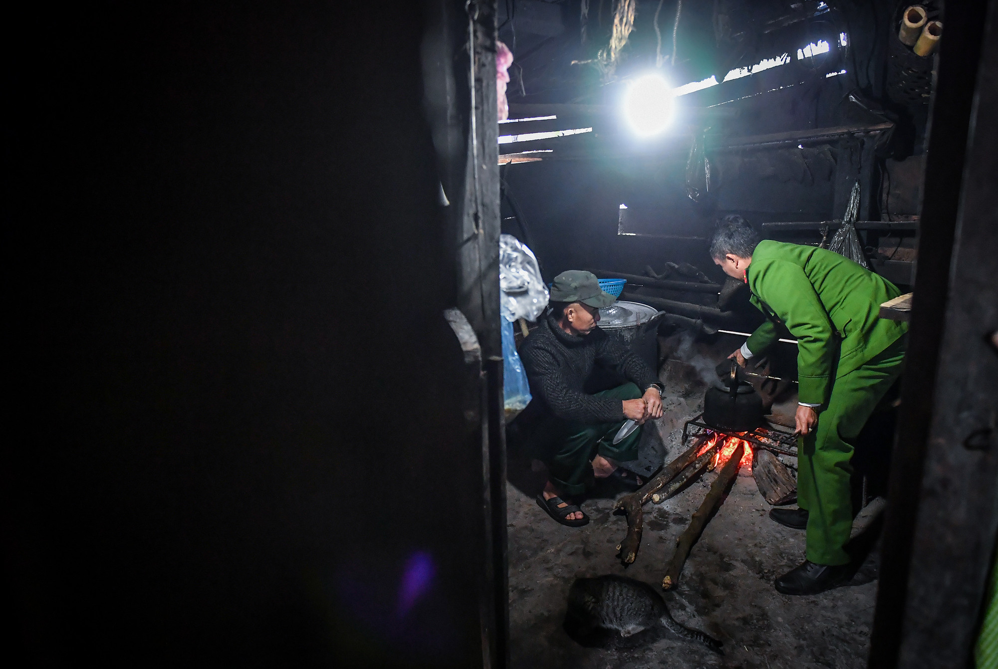 [Ảnh] Một ngày của công an xã nơi cực tây Tổ quốc ảnh 14