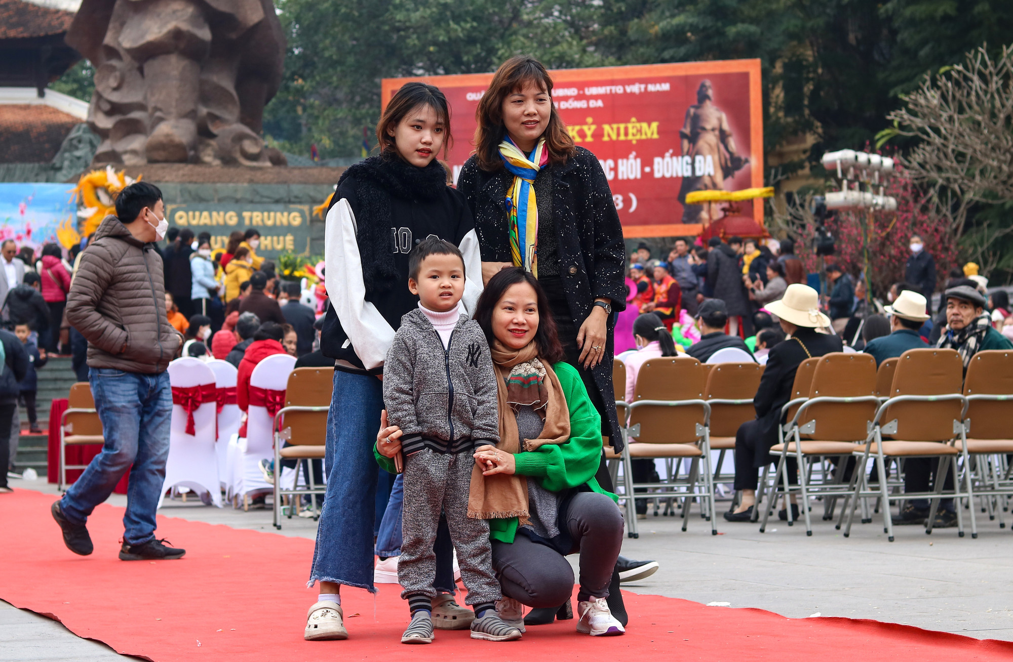 Hoạt động lễ hội diễn ra vào mùng 5 Tết, cho nên nhiều bậc phụ huynh dẫn theo con em mình đến tham dự, như một cách để các mầm non của đất nước hiểu hơn về lịch sử hào hùng của dân tộc. (Ảnh: NHẬT QUANG)