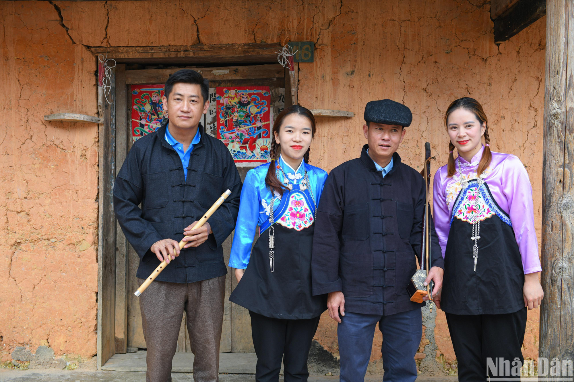 Sinh hoạt văn hóa truyền thống của người Hoa có nhiều thể loại như hát, múa, hài kịch... với nhiều loại nhạc cụ: tiêu, sáo, các loại đàn (tỳ bà, nhị, nguyệt...).