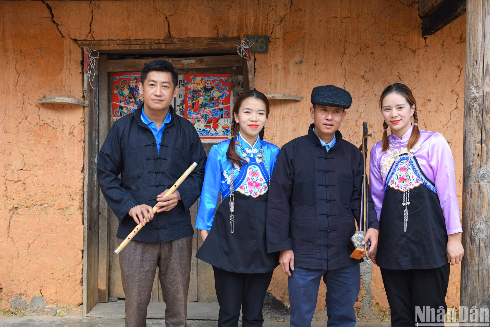 Sinh hoạt văn hóa truyền thống của người Hoa có nhiều thể loại như hát, múa, hài kịch... với nhiều loại nhạc cụ: tiêu, sáo, các loại đàn (tỳ bà, nhị, nguyệt...).