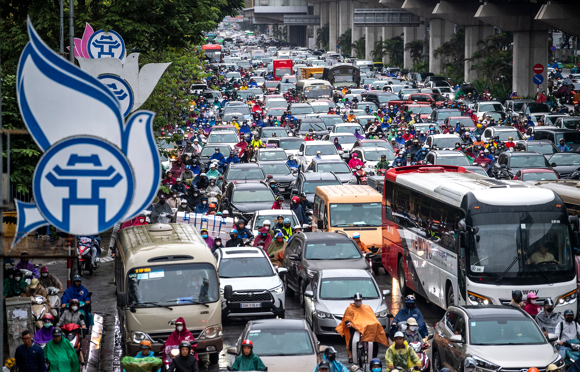 Việc di chuyển của người dân gặp khó khăn trong mưa rét và lượng phương tiện tăng đột biến sáng đầu tuần.