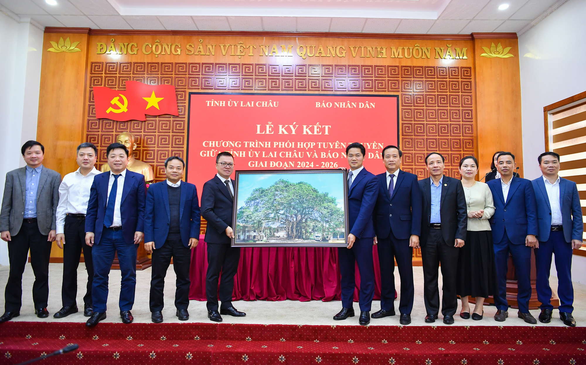 Báo Nhân Dân tặng bức tranh lưu niệm cho tỉnh Lai Châu. Báo Nhân Dân tặng bức tranh lưu niệm cho tỉnh Lai Châu.