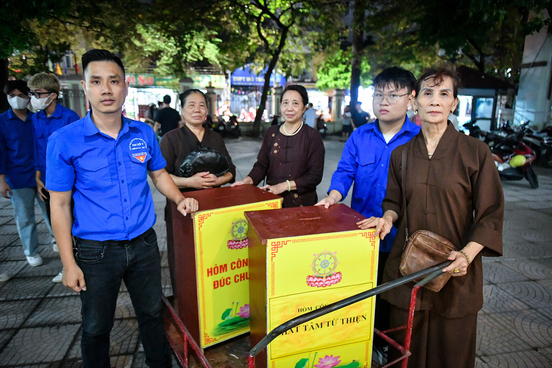 6 giờ 30 phút tối 15/9, đại diện chùa Phụng Lộc (thường gọi chùa Khương Hạ, phường Khương Đình, quận Thanh Xuân, Hà Nội) đã chuyển hòm công đức là số tiền ủng hộ các nạn nhân trong vụ cháy đến bàn giao cho Mặt trận Tổ quốc phường Khương Đình.