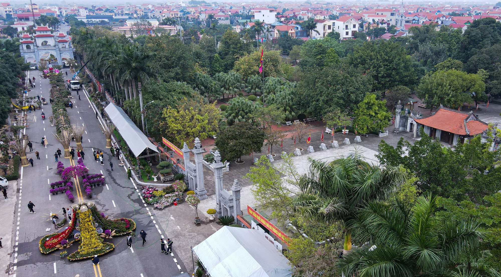 Lễ hội hoa Mê Linh năm 2022 với chủ đề “Mê Linh rực rỡ sắc hoa” được dàn dựng trên quy mô 4.300m2, với 10 cụm nghệ thuật sắp đặt, trang trí hoa quy mô lớn tại khu vực đường kéo quân cổng Đền Hai Bà Trưng.