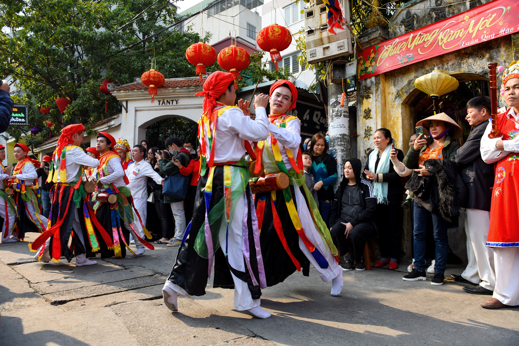 Tích xưa kể rằng, để khích lệ tinh thần tướng sĩ, Bố Cái Đại Vương Phùng Hưng đã cho binh lính đóng giả làm gái, đeo trống múa bồng, khi ông tập kết quân sĩ tại làng Triều Khúc để vây đánh quân nhà Đường vào khoảng thế kỷ thứ 8. Từ đó, để tưởng nhớ công ơn của ông, cứ đến mùa xuân, dân làng lại tổ chức lễ rước Thành Hoàng, trong đó không thể thiếu điệu múa "con đĩ đánh bồng".
