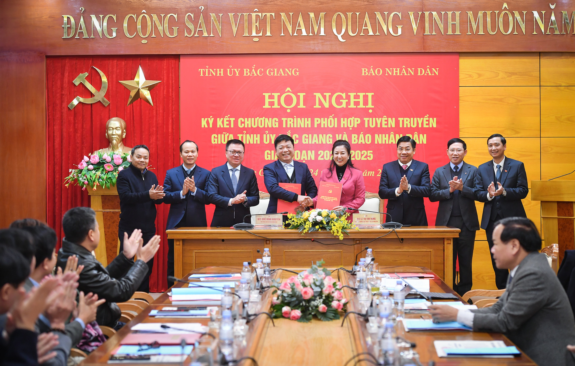 Tại hội nghị, Tỉnh ủy Bắc Giang và Báo Nhân dân đã ký kết Chương trình phối hợp tuyên truyền giai đoạn 2024-2025