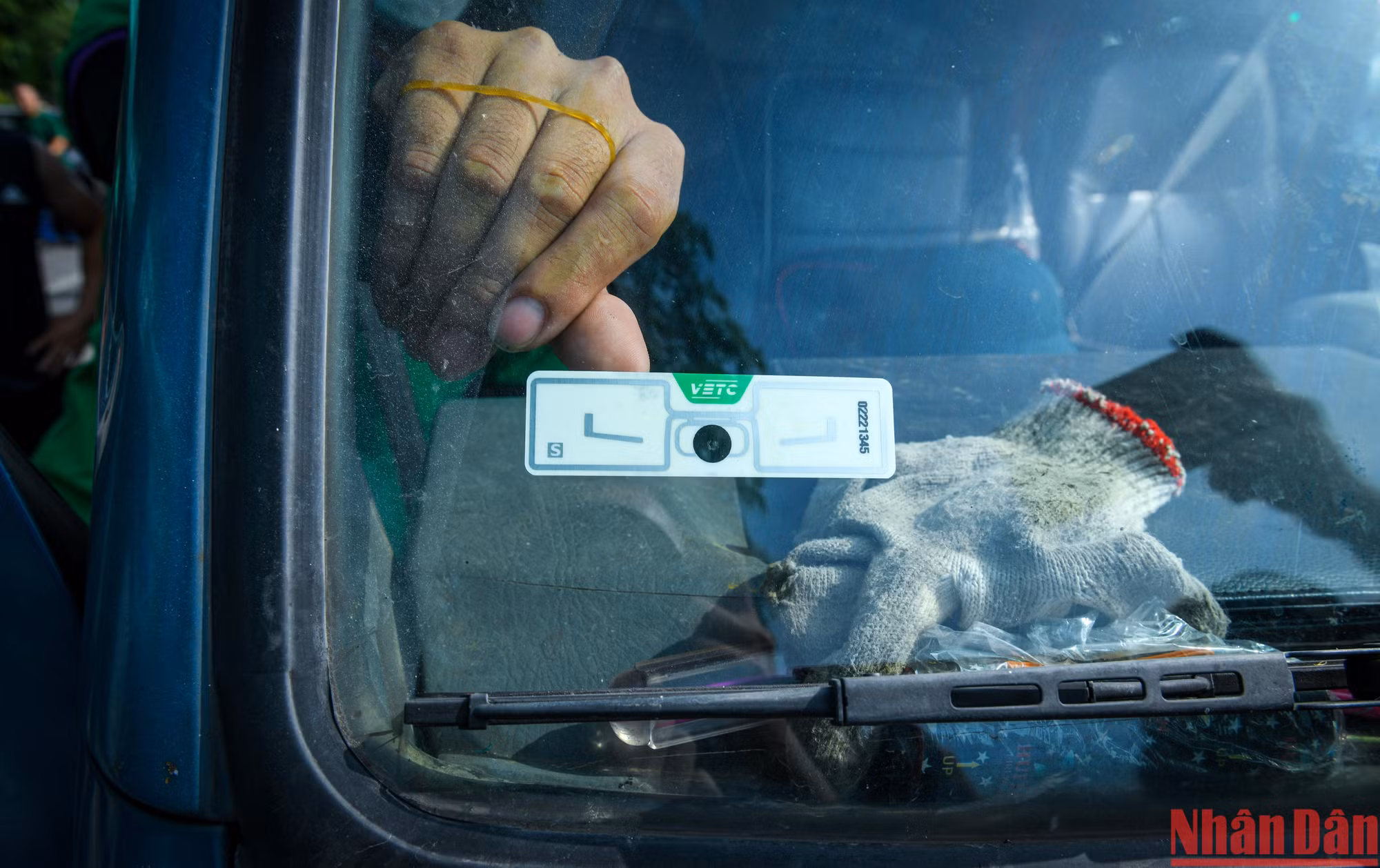 Nhân viên tích cực hỗ trợ dán tiếp thẻ ETC cho những xe chưa kịp dán và sự cố về tài khoản.