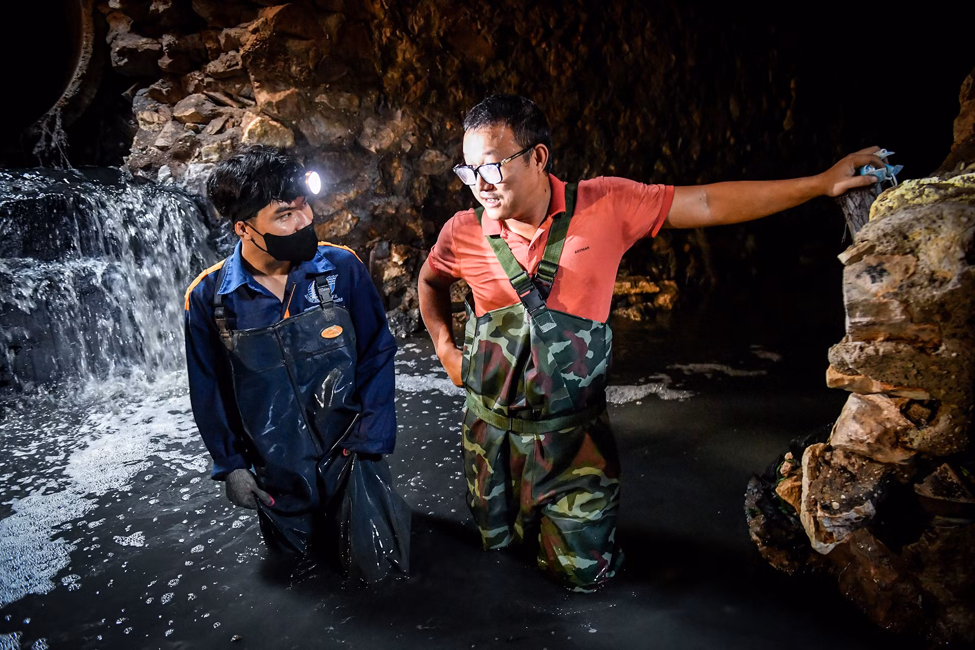 [Ảnh] Một ngày "đội nắng, hút bùn" của công nhân vệ sinh cống ngầm Hà Nội ảnh 10