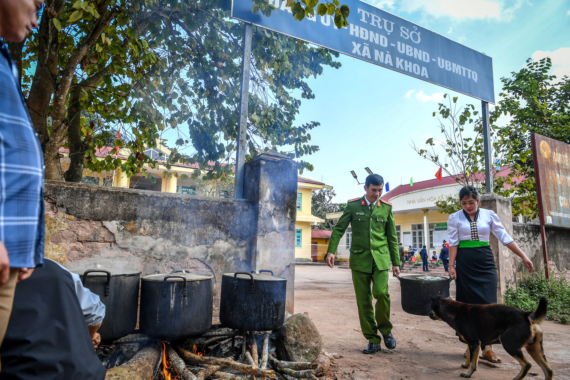 [Ảnh] Những bếp lửa "nghĩa tình" nấu bánh chưng xanh ở Nậm Pồ ảnh 15
