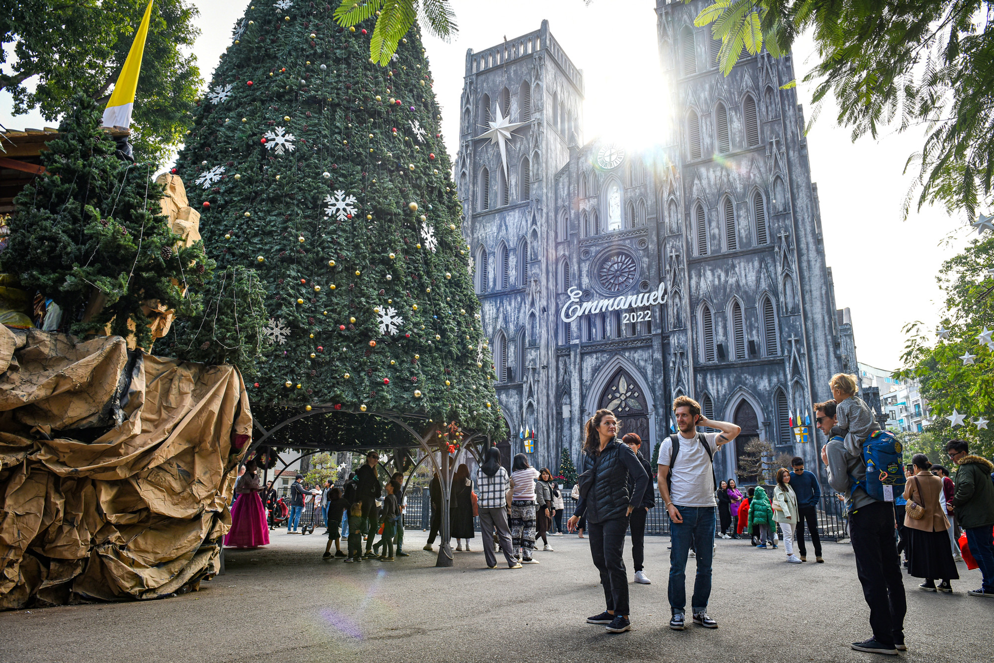 Khá đông người dân cũng như du khách nước ngoài đến tham quan Nhà thờ lớn những ngày này. (Ảnh: THÀNH ĐẠT)