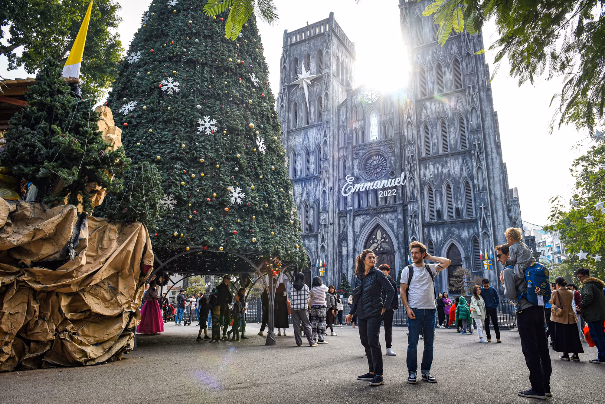Khá đông người dân cũng như du khách nước ngoài đến tham quan Nhà thờ lớn những ngày này. (Ảnh: THÀNH ĐẠT)