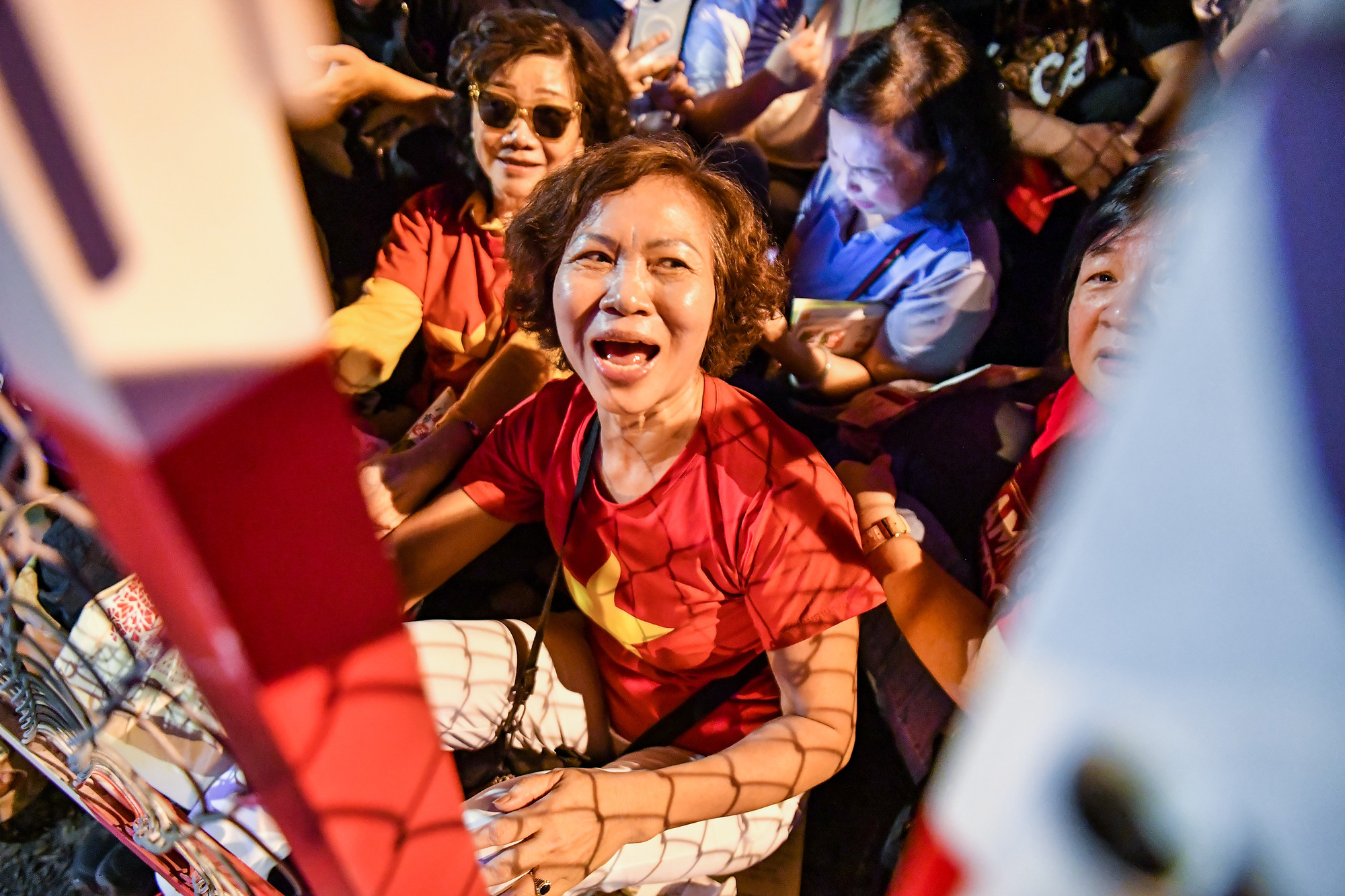 Cô Diệp đến từ Ba Đình (Hà Nội) phấn khởi chia sẻ: "có được chỗ ngồi đẹp thế này có vất vả một chút cũng không sao, đời người có mấy lần 50 năm, nếu không đi lần này thì sẽ không có cơ hội nào nữa"