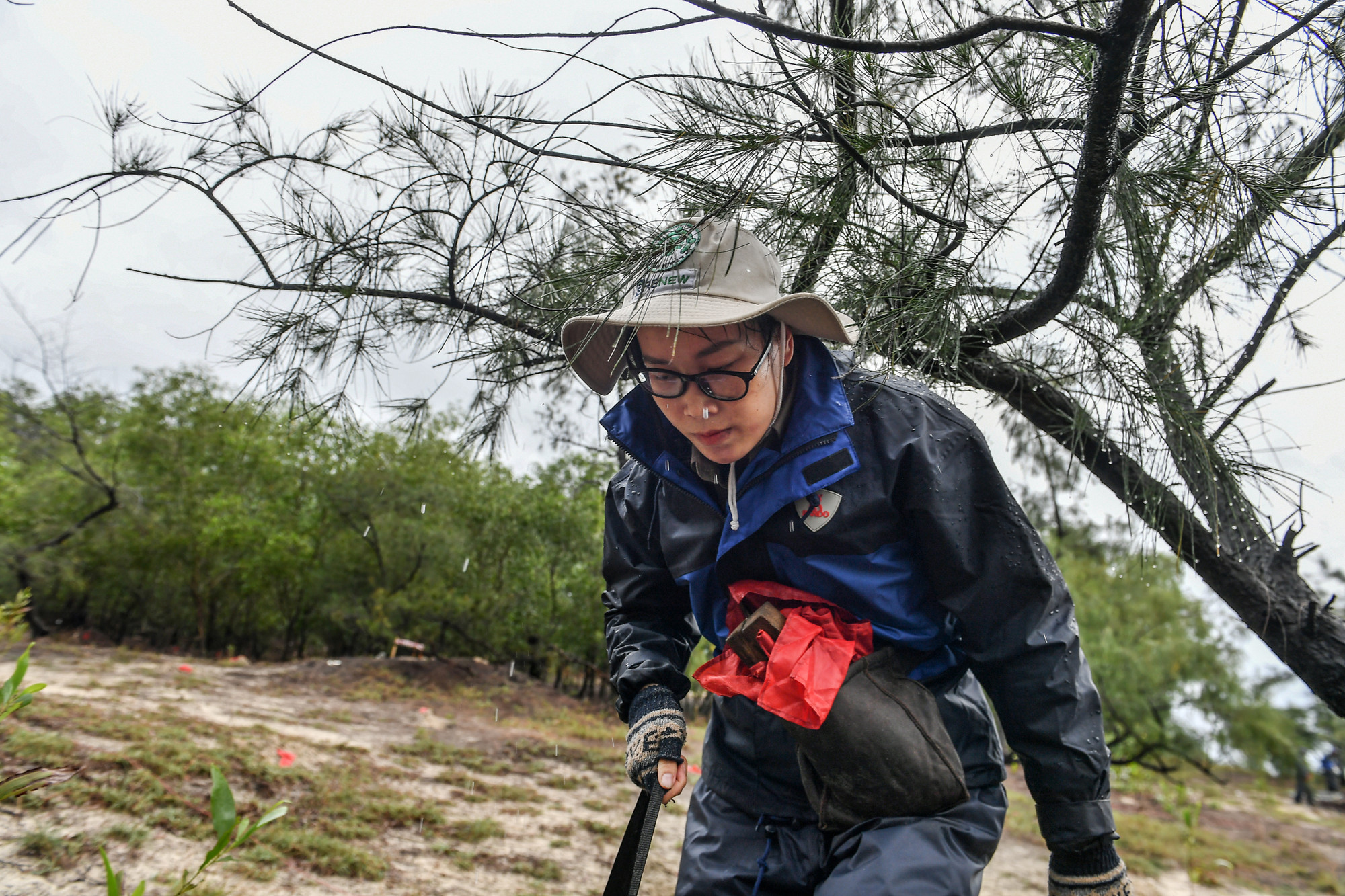 Làm việc giữa thời tiết miền Trung khắc nghiệt, mùa mưa dầm dề còn ngày nắng nóng thì như thiêu đốt da thịt, nhưng sau mỗi lớp khẩu trang, dưới vành nón tai bèo là một bông hoa rạng ngời của các cô gái "biệt đội rà phá bom".