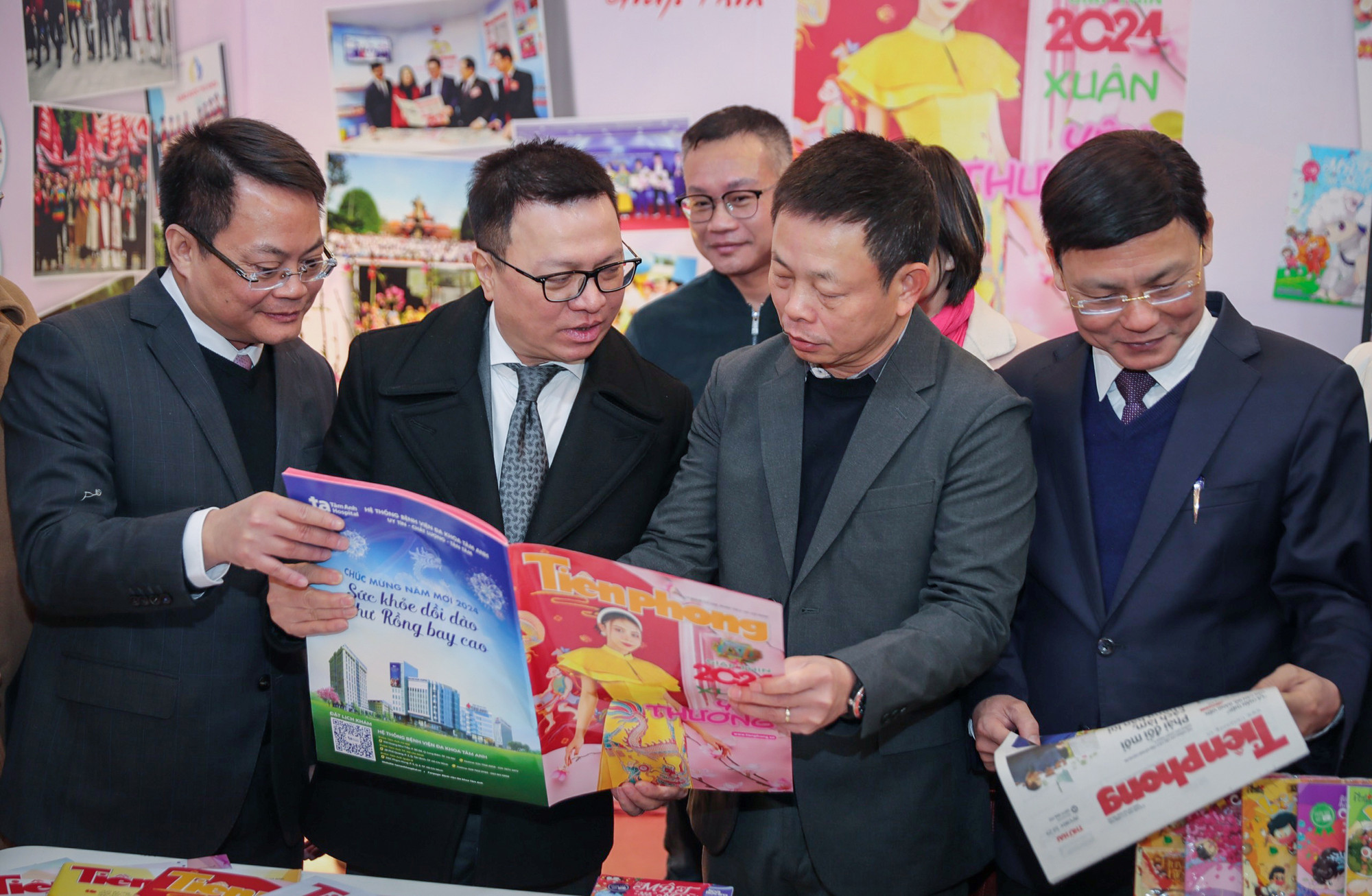 Hội Báo Xuân Hà Nội là ngày hội của những người làm báo Hà Nội với nhiều nét đặc thù của Thủ đô bởi đây là nơi tập trung rất nhiều cơ quan báo chí của Trung ương và thành phố. Nhiều gian hàng trưng bày rất ấn tượng. Nhiều tác phẩm báo Tết đẹp về hình thức, phong phú về nội dung phản ánh đầy đủ toàn diện các hoạt động của thành phố trong năm qua.