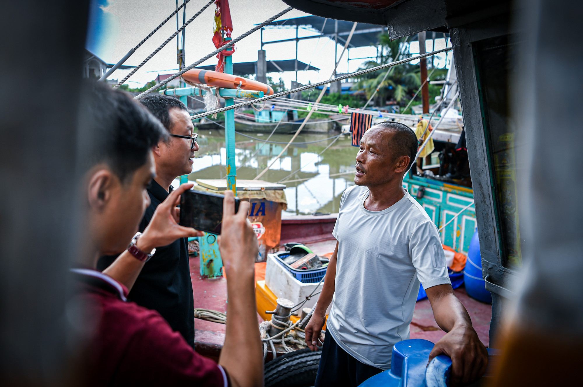 "Đến hôm nay, tất cả thuyền bè quen biết đều đã có mặt ở nhánh sông khuất gió này. Chúng tôi chỉ cầu mong bão sớm qua, thiệt hại ít nhất để mọi người đều được bình an", ông Tứ nói với phóng viên Báo Nhân Dân chiều 6/9.