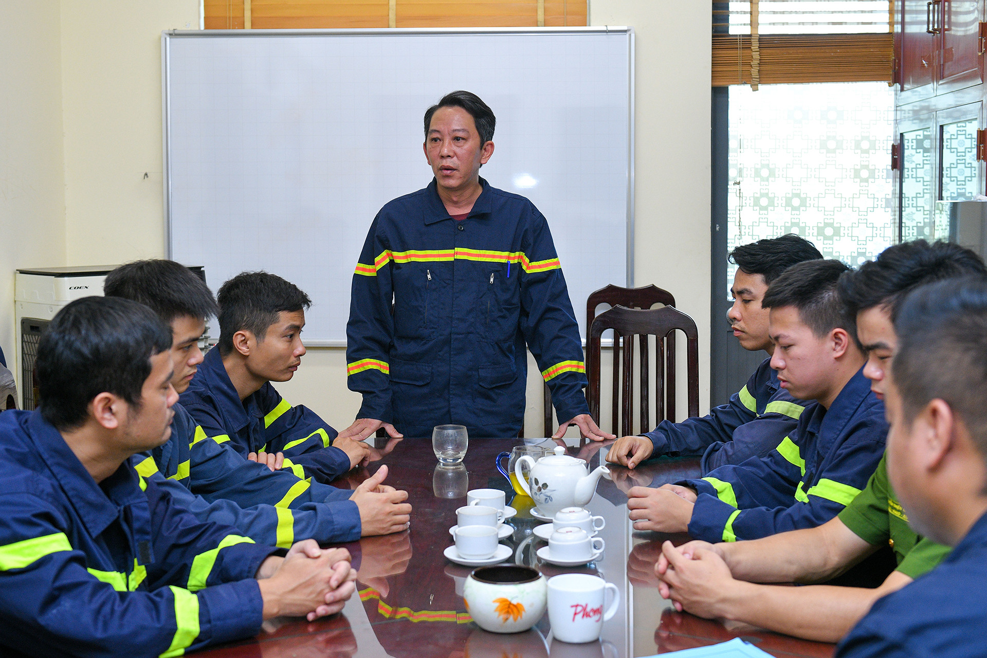 Buổi họp giao ban đặc biệt của Đội cảnh sát Phòng cháy, chữa cháy và Cứu nạn, cứu hộ, CA quận Bắc Từ Liêm, không chỉ có công việc mà còn những giây phút tưởng niệm về những đồng đội đã hy sinh.