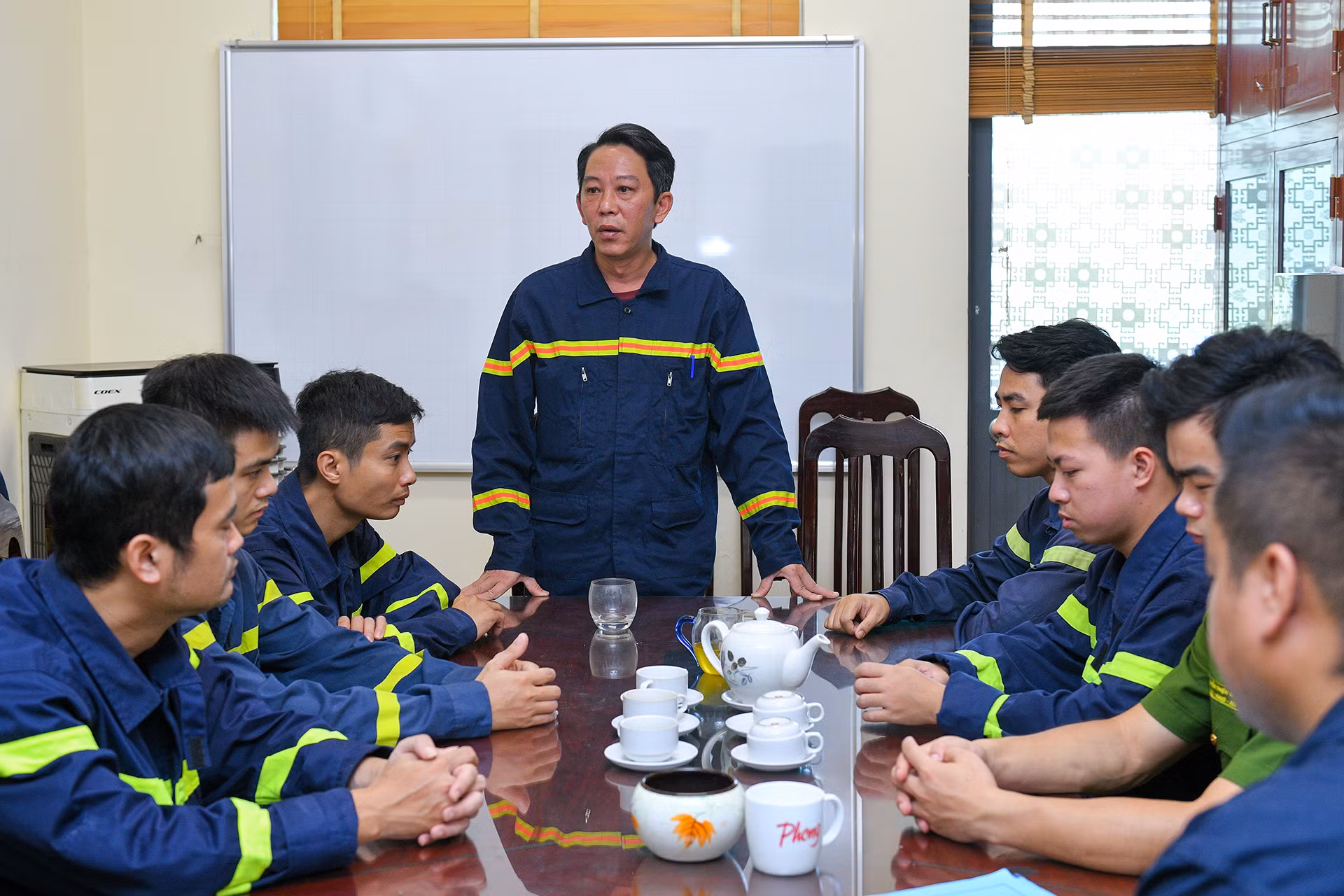 Buổi họp giao ban đặc biệt của Đội cảnh sát Phòng cháy, chữa cháy và Cứu nạn, cứu hộ, CA quận Bắc Từ Liêm, không chỉ có công việc mà còn những giây phút tưởng niệm về những đồng đội đã hy sinh.