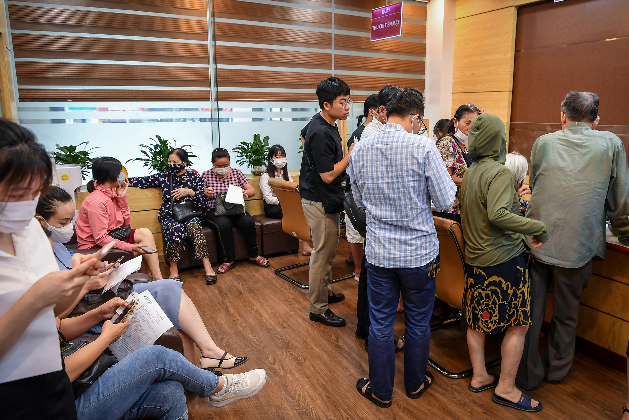 Sau tin các ngân hàng và SJC bán vàng bình ổn giá, giá vàng trên thị trường lao dốc mạnh. Tính đến 15 giờ 50 phút ngày 3/6, giá vàng miếng SJC được Tập đoàn DOJI niêm yết ở ngưỡng 77,5-79,75 triệu đồng/lượng (mua vào - bán ra). Chênh lệch giá mua - bán ở ngưỡng 2 triệu đồng/lượng.