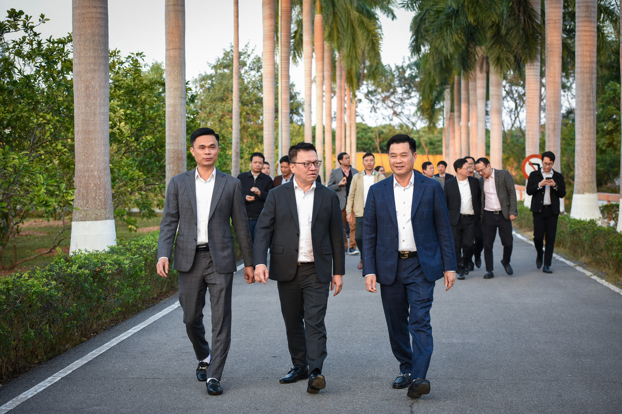 Đồng chí Lê Quốc Minh, Tổng Biên tập Báo Nhân Dân cùng các đại biểu tham quan cơ sở, vật chất Sư đoàn 325. Đồng chí Lê Quốc Minh, Tổng Biên tập Báo Nhân Dân cùng các đại biểu tham quan cơ sở, vật chất Sư đoàn 325.