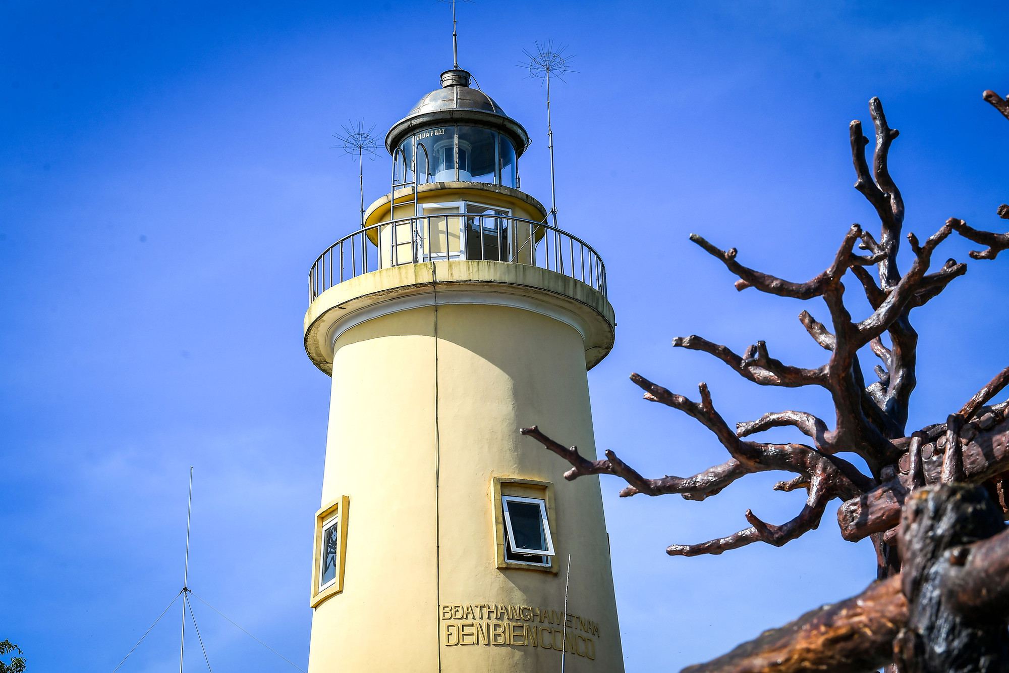 Trạm hải đăng Cồn Cỏ tọa lạc trên đồi 36 (huyện đảo Cồn Cỏ, tỉnh Quảng Trị), chiều cao toàn bộ 78,2m tính đến mực nước số “0” hải đồ. Trạm hải đăng Cồn Cỏ được xây dựng và đưa vào sử dụng cuối năm 2006 đầu năm 2007, trực thuộc Công ty Bảo đảm an toàn Hàng hải Bắc Trung Bộ - Bộ Giao thông vận tải.