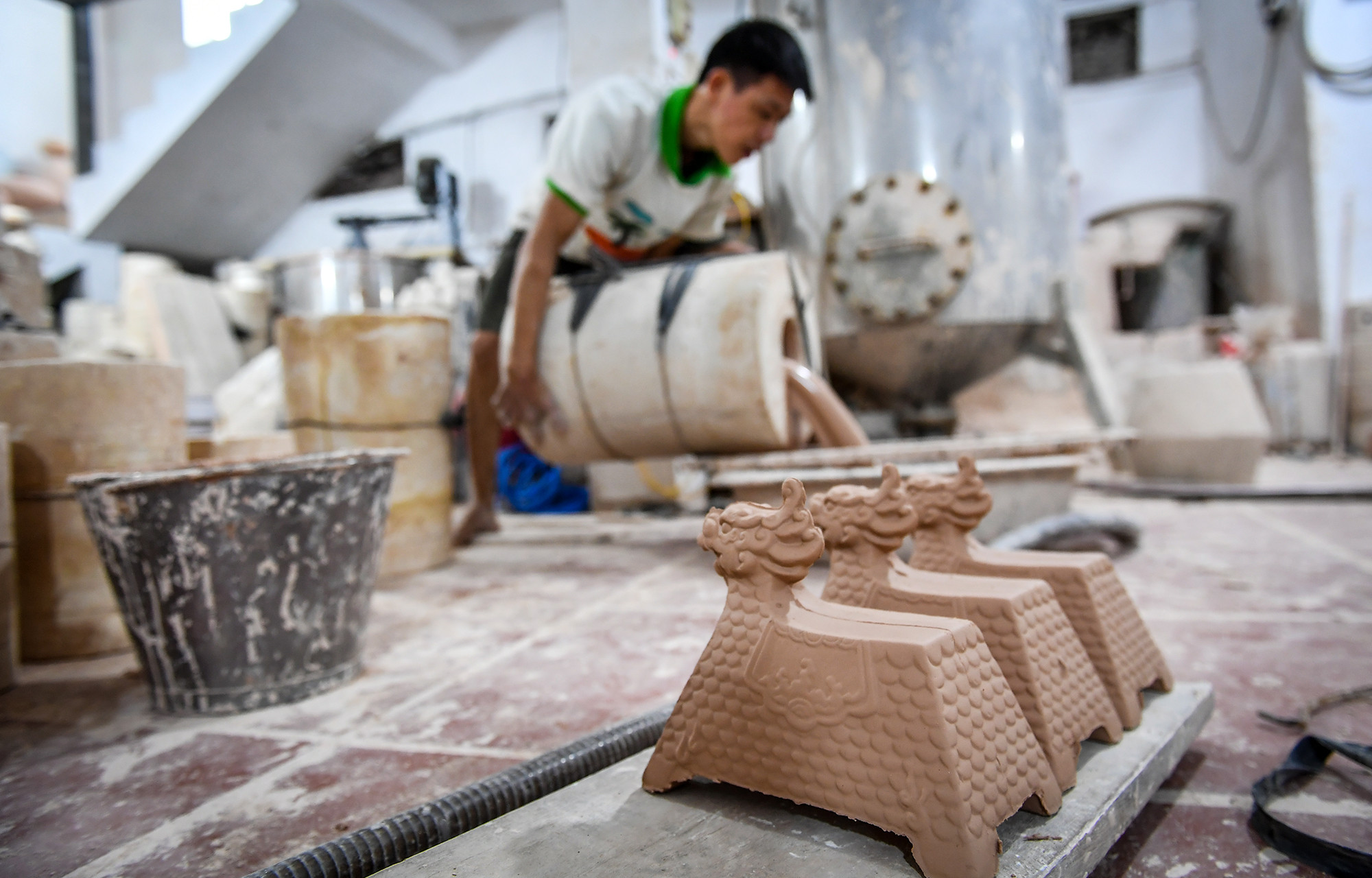 Mất từ 6-7 giờ, đất sét trong khuôn mới có thể khô và hình thành sản phẩm thô. Lúc này, sản phẩm còn khá mềm và phải phơi khô trong vài tiếng.