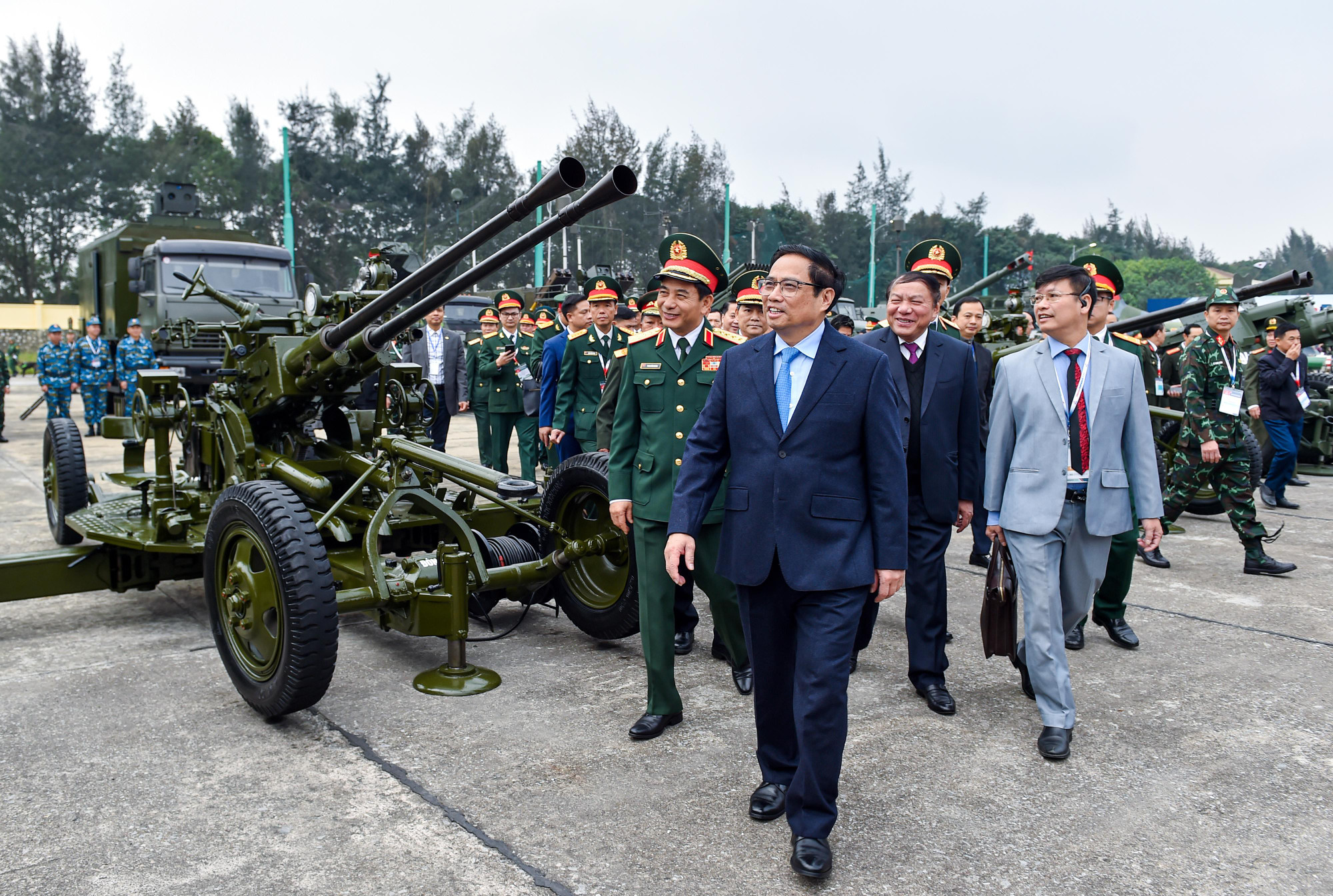 Thủ tướng Phạm Minh Chính và các đại biểu tham quan các khu trưng bày vũ khí ngoài trời.