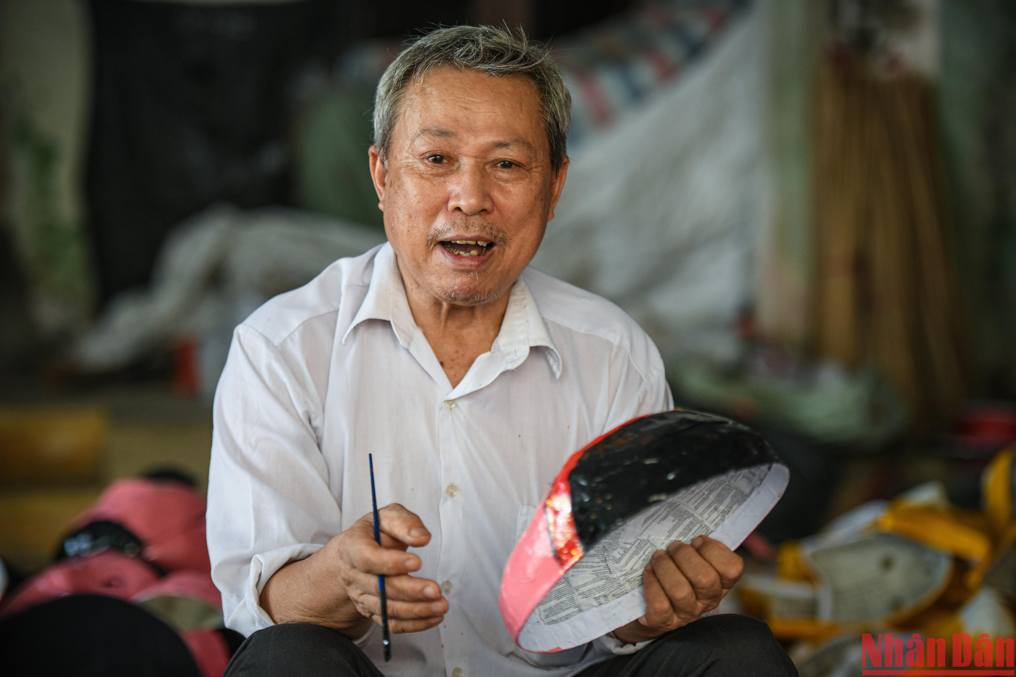 "Hồi xưa mặt nạ không có nhiều mẫu đâu, chỉ có ông Tễu nhưng sau này để đáp ứng nhu cầu theo từng giai đoạn, dần dần gia đình đã sáng tạo thêm các mẫu khác với nhiều hình dáng bắt mắt", ông Đông chia sẻ.