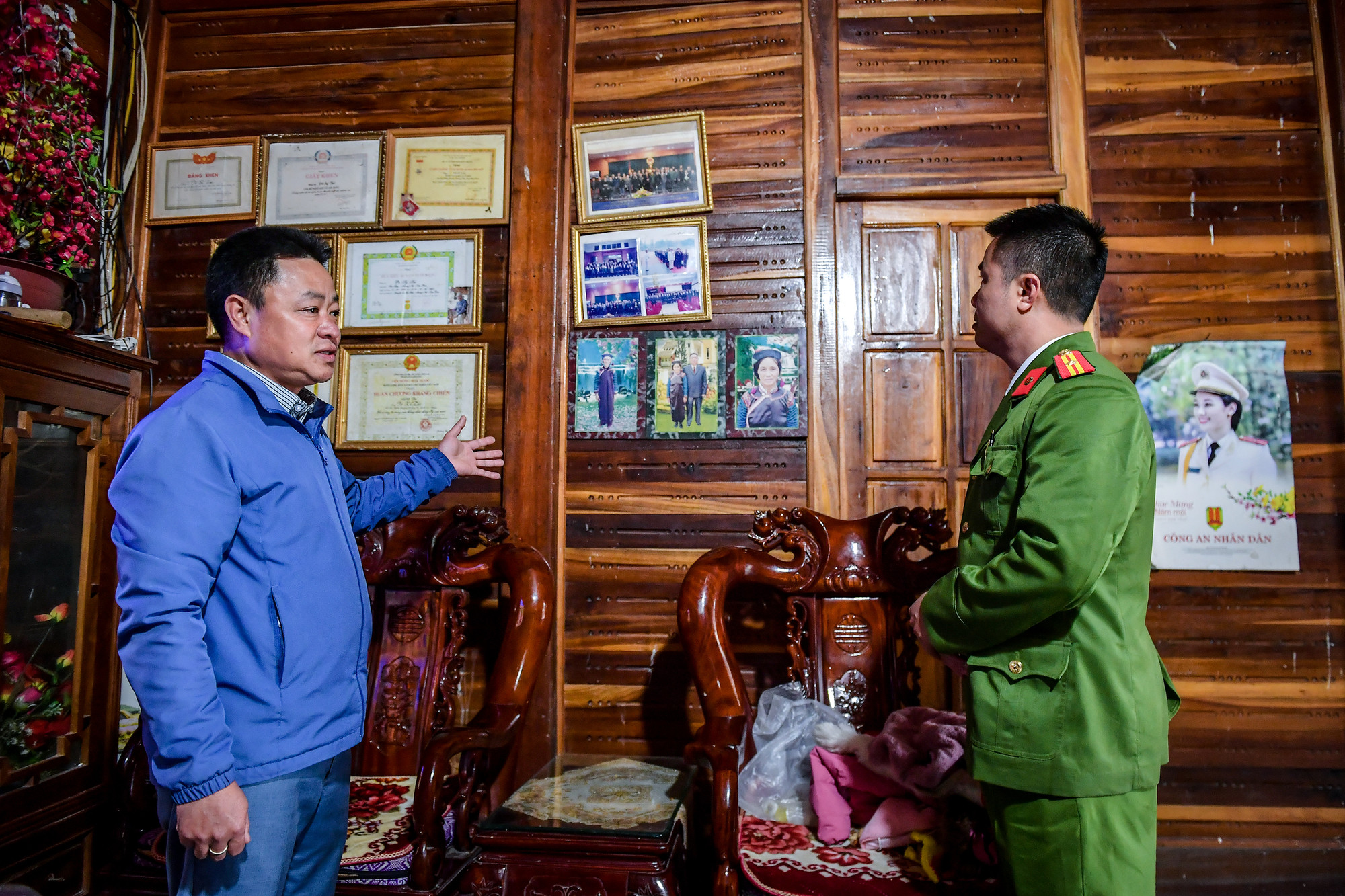 Anh Pờ Chinh Phạ (bên phải) là con trai của cụ Pờ Xì Tài. Hiện đang làm Chủ tịch Ủy ban nhân dân xã Sín Thầu, ngay từ bé, anh đã được nghe những câu chuyện huyền thoại về cha mình trong những lần tiễu phỉ dọc đường biên.