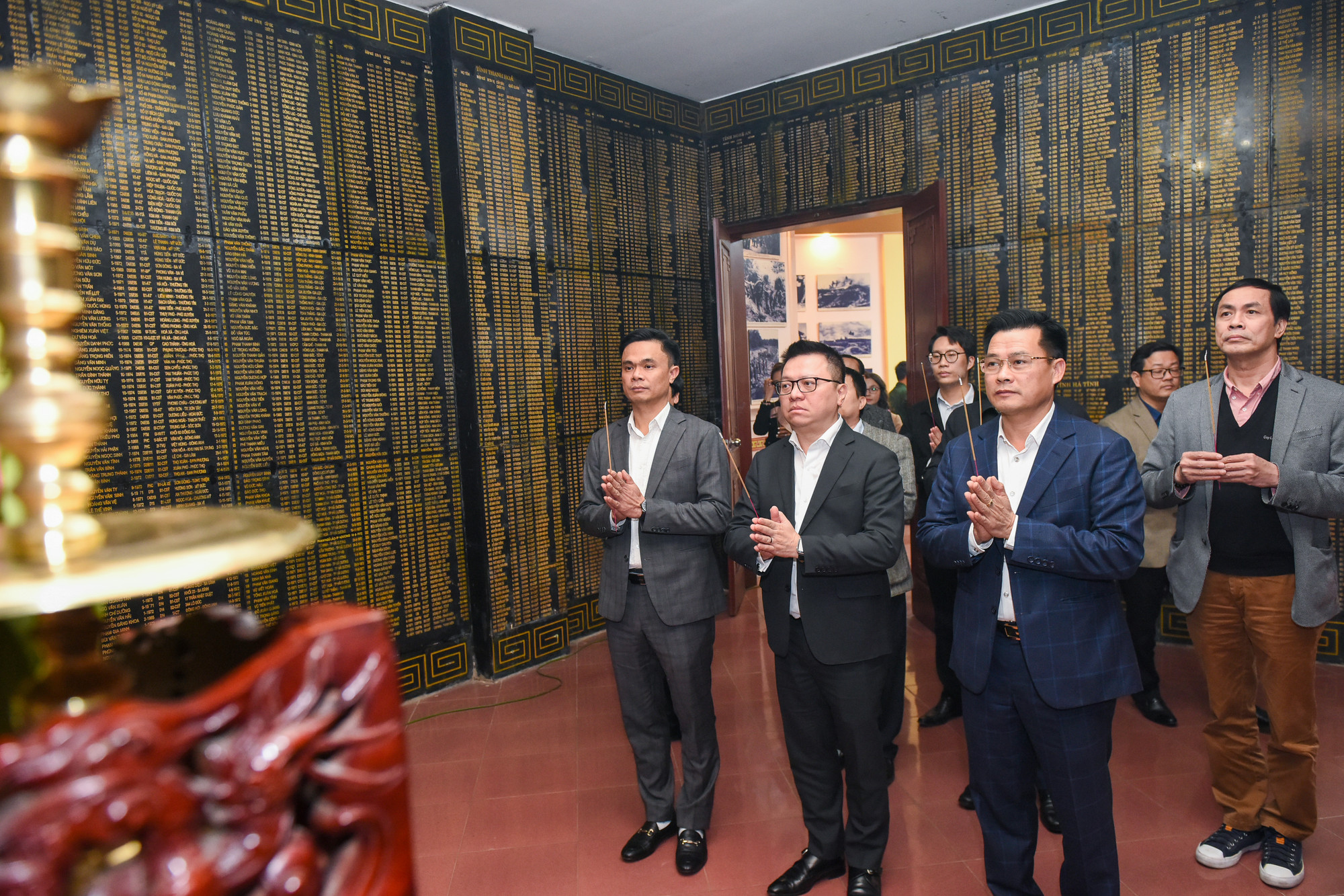 Đồng chí Lê Quốc Minh, Tổng Biên tập Báo Nhân Dân cùng các đại biểu thắp hương tưởng niệm tại nhà truyền thống. Đồng chí Lê Quốc Minh, Tổng Biên tập Báo Nhân Dân cùng các đại biểu thắp hương tưởng niệm tại nhà truyền thống.