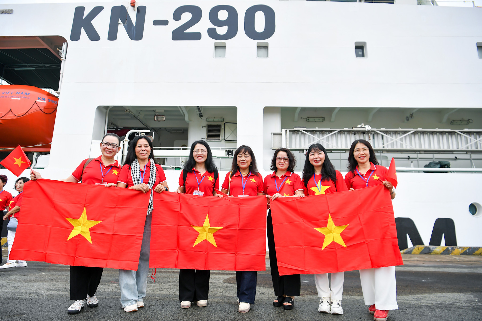 [Ảnh] Đoàn công tác 100 nhà báo của Hội Nhà báo Việt Nam thăm quân và dân huyện đảo Trường Sa ảnh 8