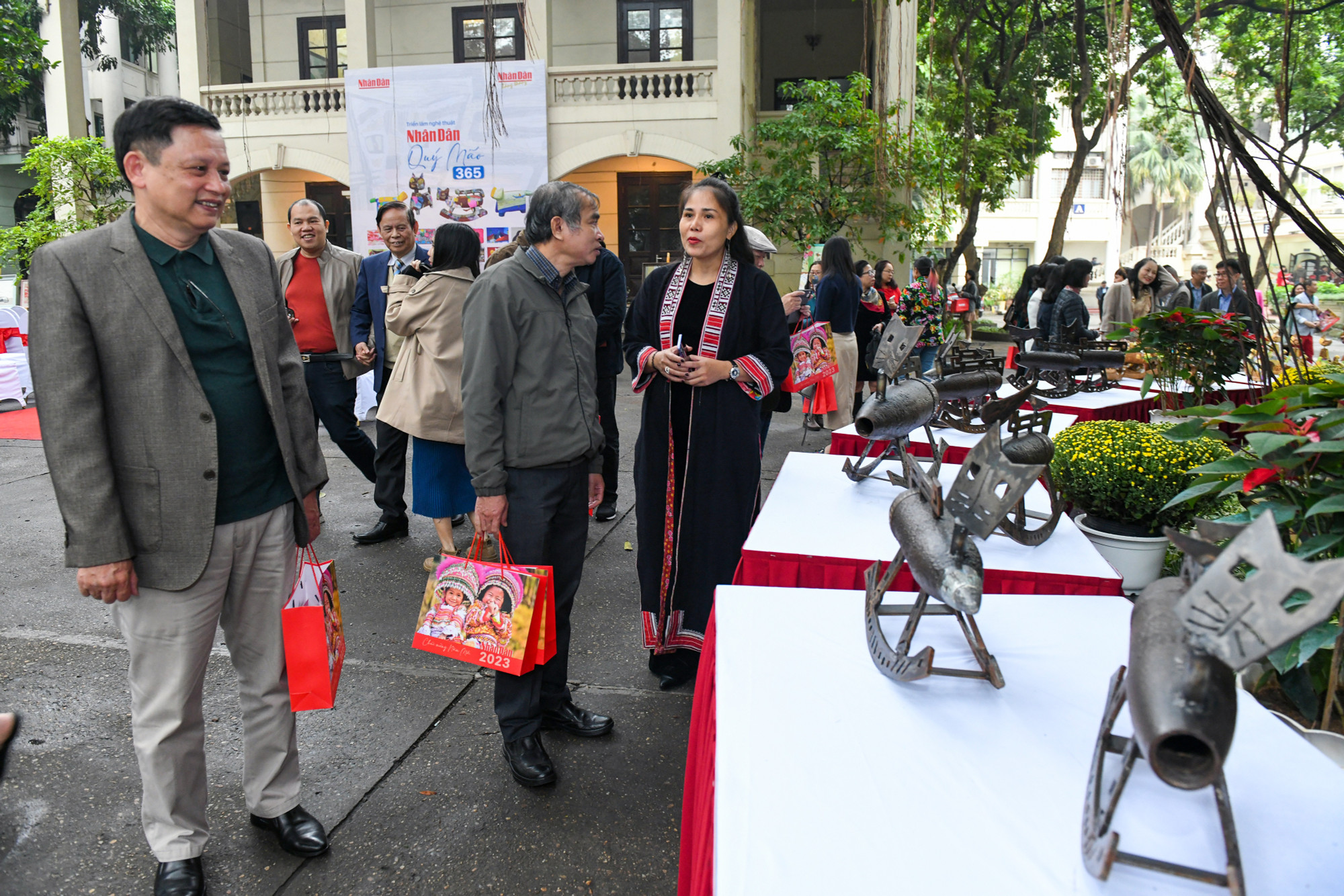 Các sản phẩm linh vật Mèo độc bản được chế tác trên nhiều chất liệu độc đáo khác nhau. (Ảnh: THÀNH ĐẠT)