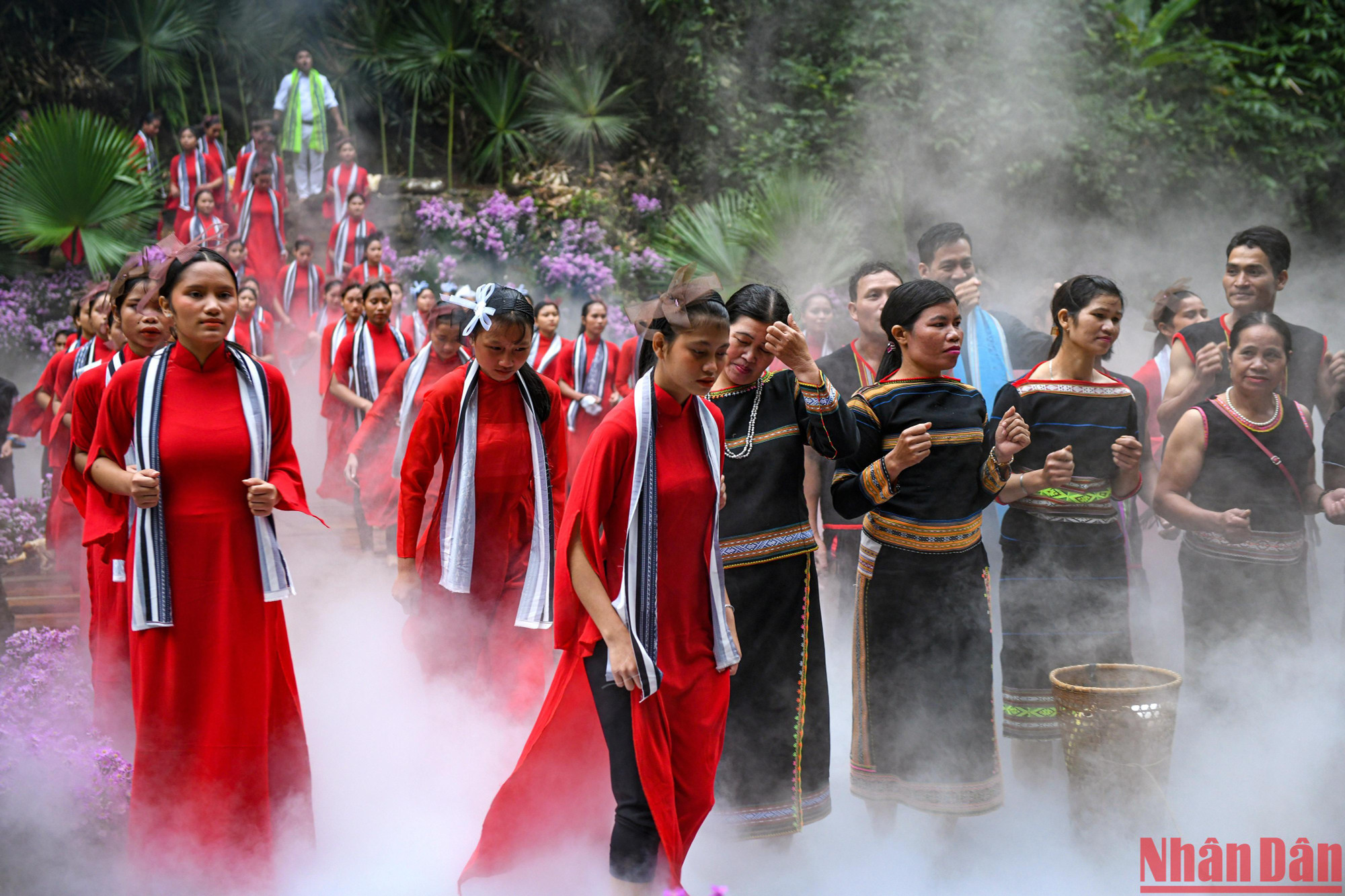 Nét đẹp từ thổ cẩm Tây Nguyên tại buổi trình diễn.