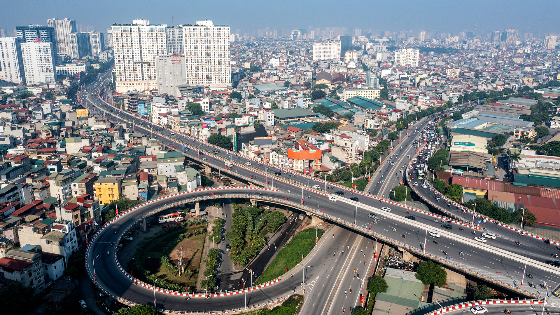 [Ảnh] Giao thông cầu Vĩnh Tuy 2 "dễ thở" sau ngày khánh thành ảnh 8