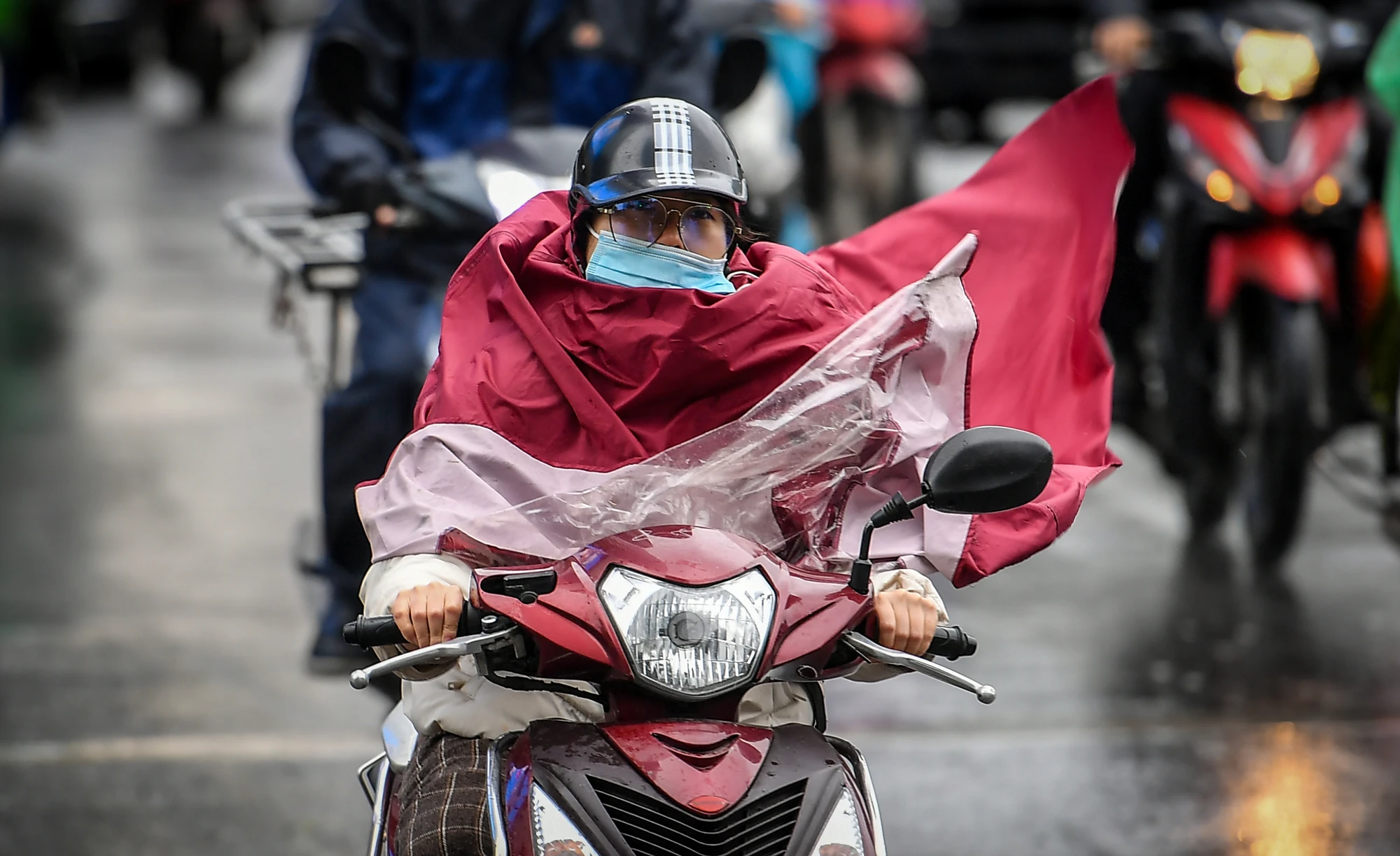 [Ảnh] Hà Nội 12 độ C, người dân chật vật đi làm trong mưa lạnh