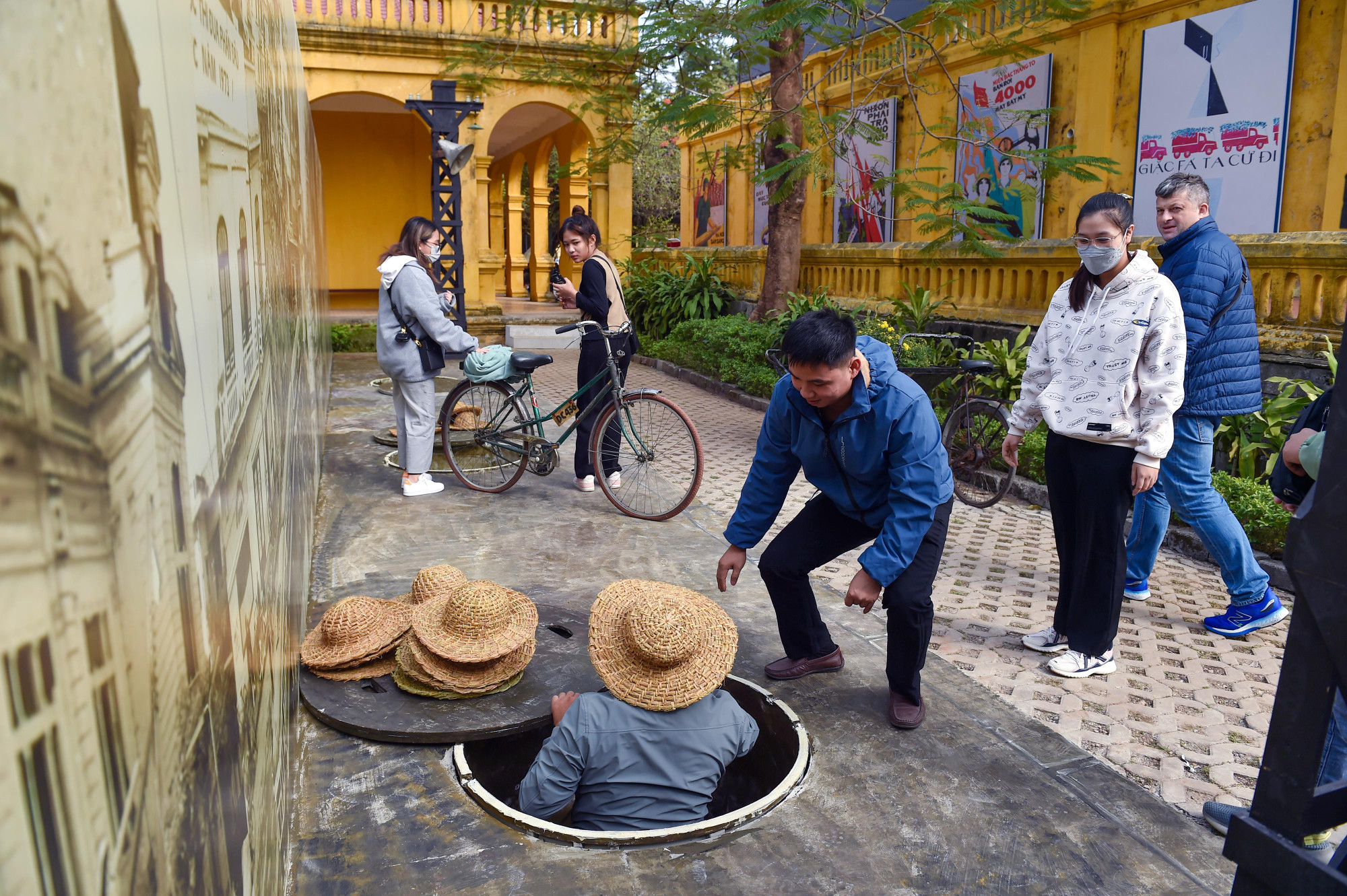 Các bạn trẻ trải nghiệm đội mũ rơm chui hầm trú ẩn của những ngày tháng 12/1972.