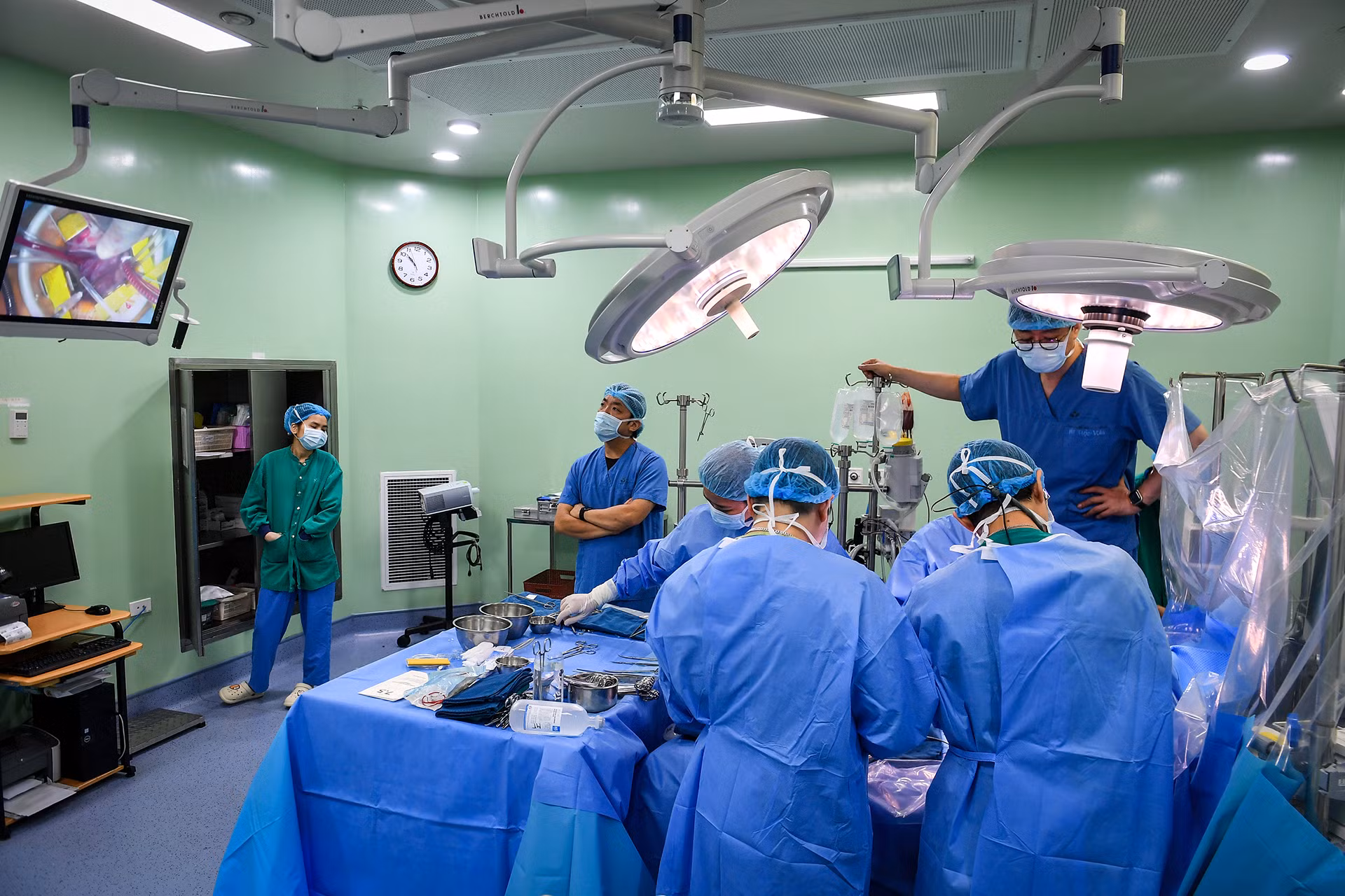 [Ảnh] Cận cảnh ca mổ thứ 700 trường hợp tim bẩm sinh với kỹ thuật ít xâm lấn ảnh 1