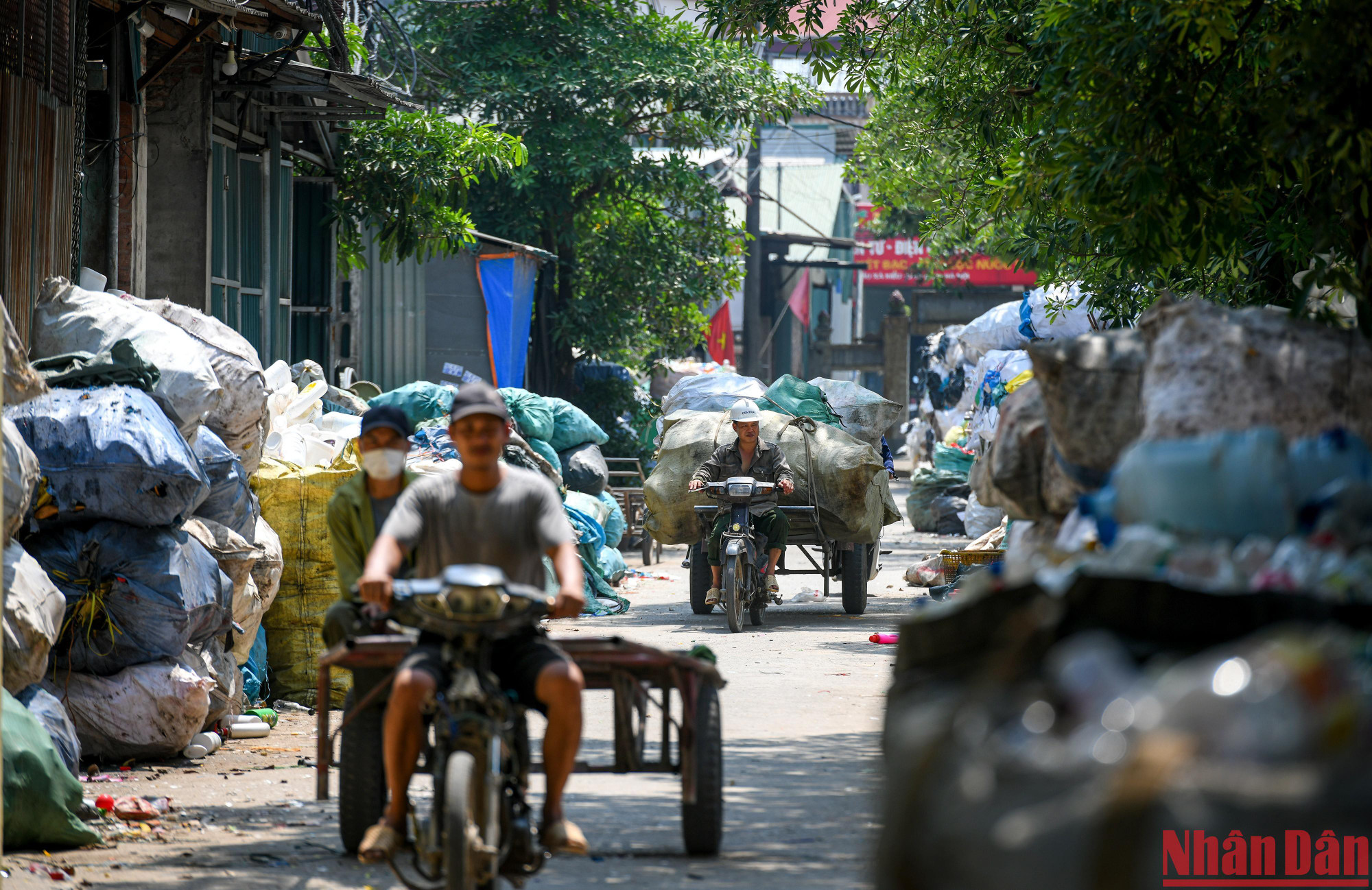 Mang lại thu nhập, nhưng phế thải cũng để lại nhiều hệ lụy cho Xà Cầu. Rác chất thành đống ven đường liên thôn. Rác ngả nghiêng xô đổ ra lòng đường. Mùi phế liệu dưới cái nắng như thiêu đốt xộc thẳng vào mũi người vô cùng khó chịu.