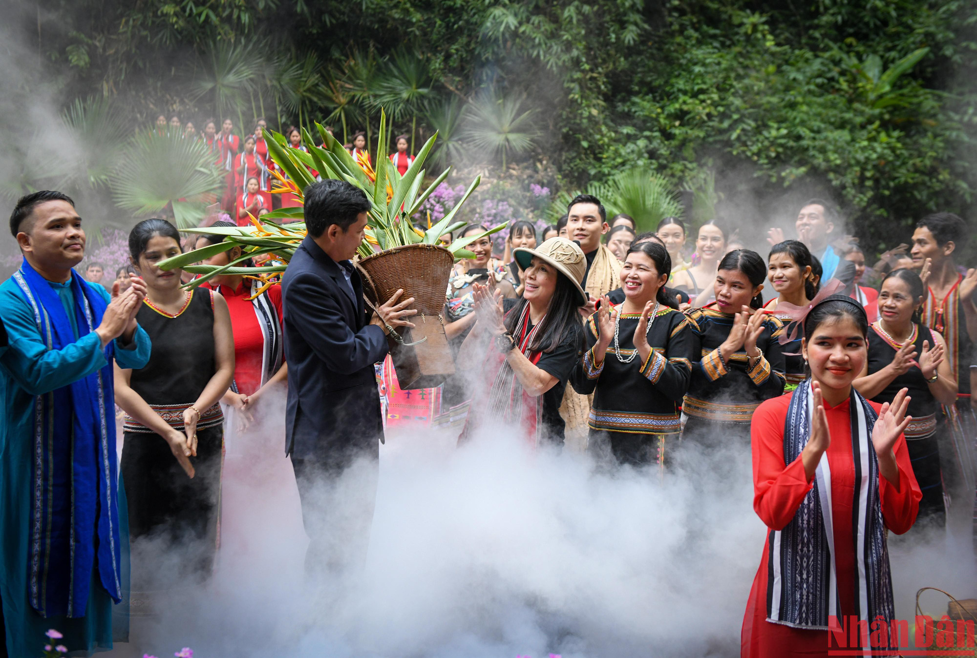 Chủ tịch Ủy ban nhân dân huyện Kon Plông Đặng Quang Hà tặng hoa chúc mừng nhà thiết kế Minh Hạnh sau khi kết thúc chương trình.