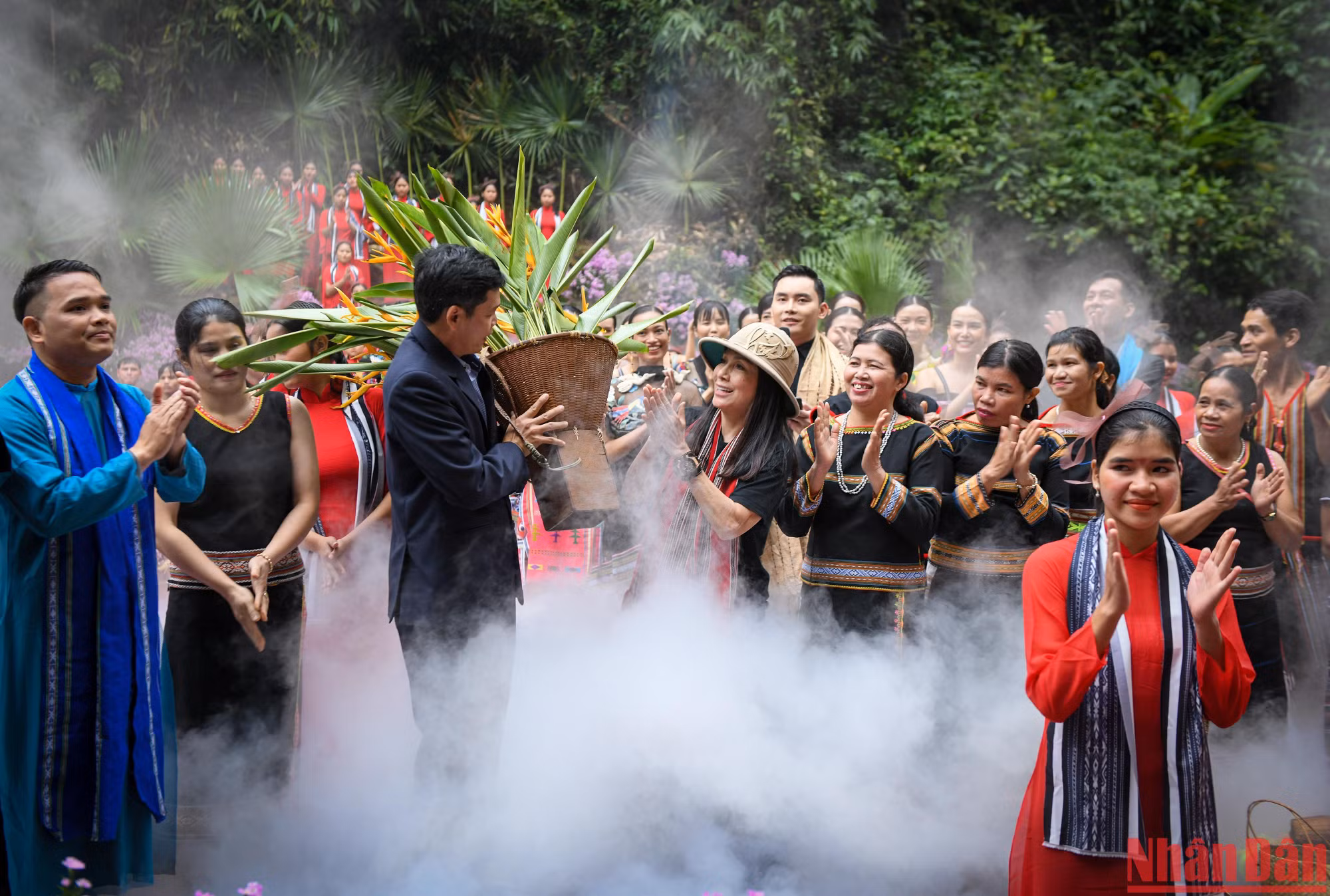 Chủ tịch Ủy ban nhân dân huyện Kon Plông Đặng Quang Hà tặng hoa chúc mừng nhà thiết kế Minh Hạnh sau khi kết thúc chương trình.