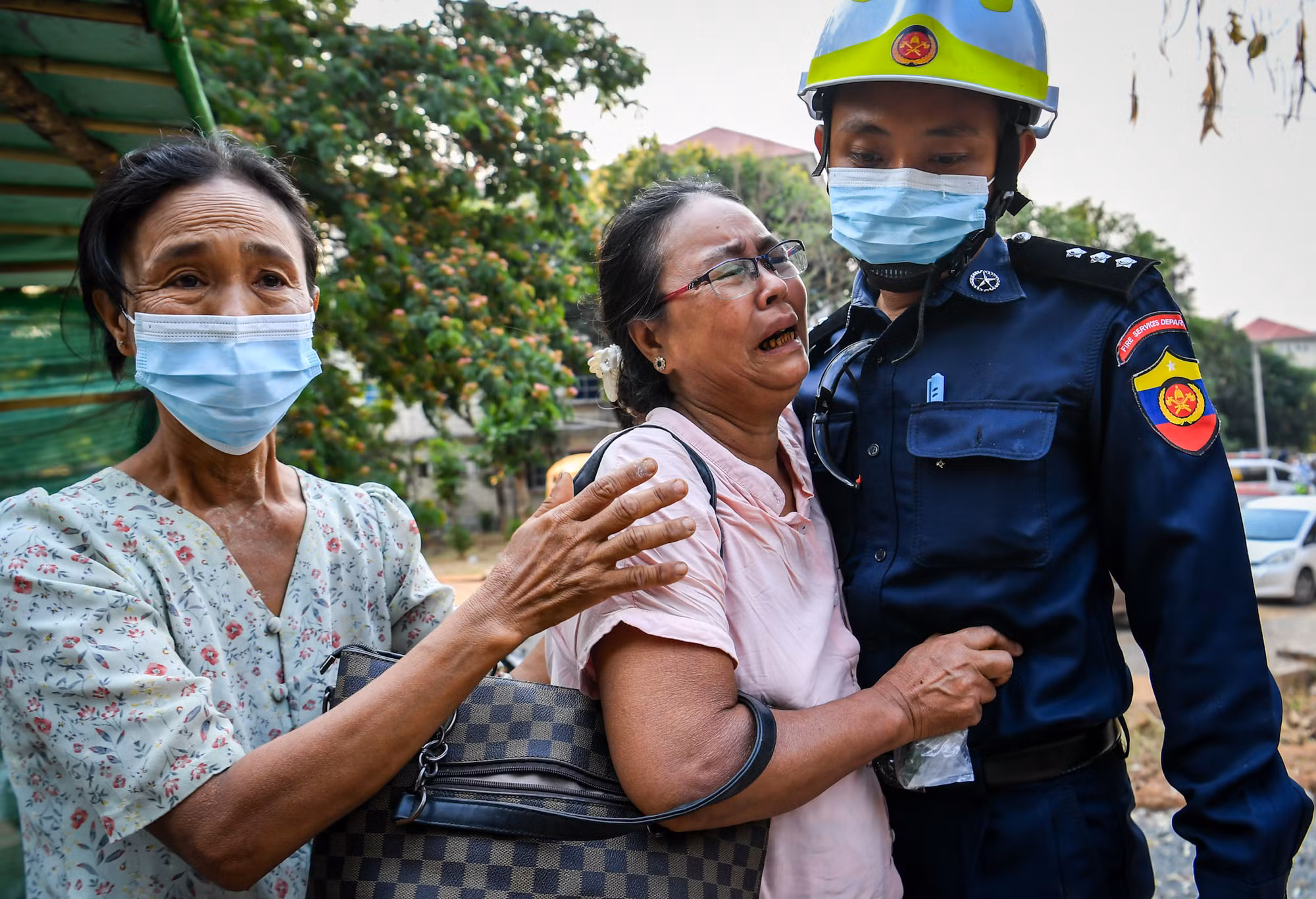 [Ảnh] Người thân nạn nhân vụ động đất ở Myanmar xúc động và biết ơn đoàn cứu nạn, cứu hộ Bộ Quốc phòng Việt Nam ảnh 13