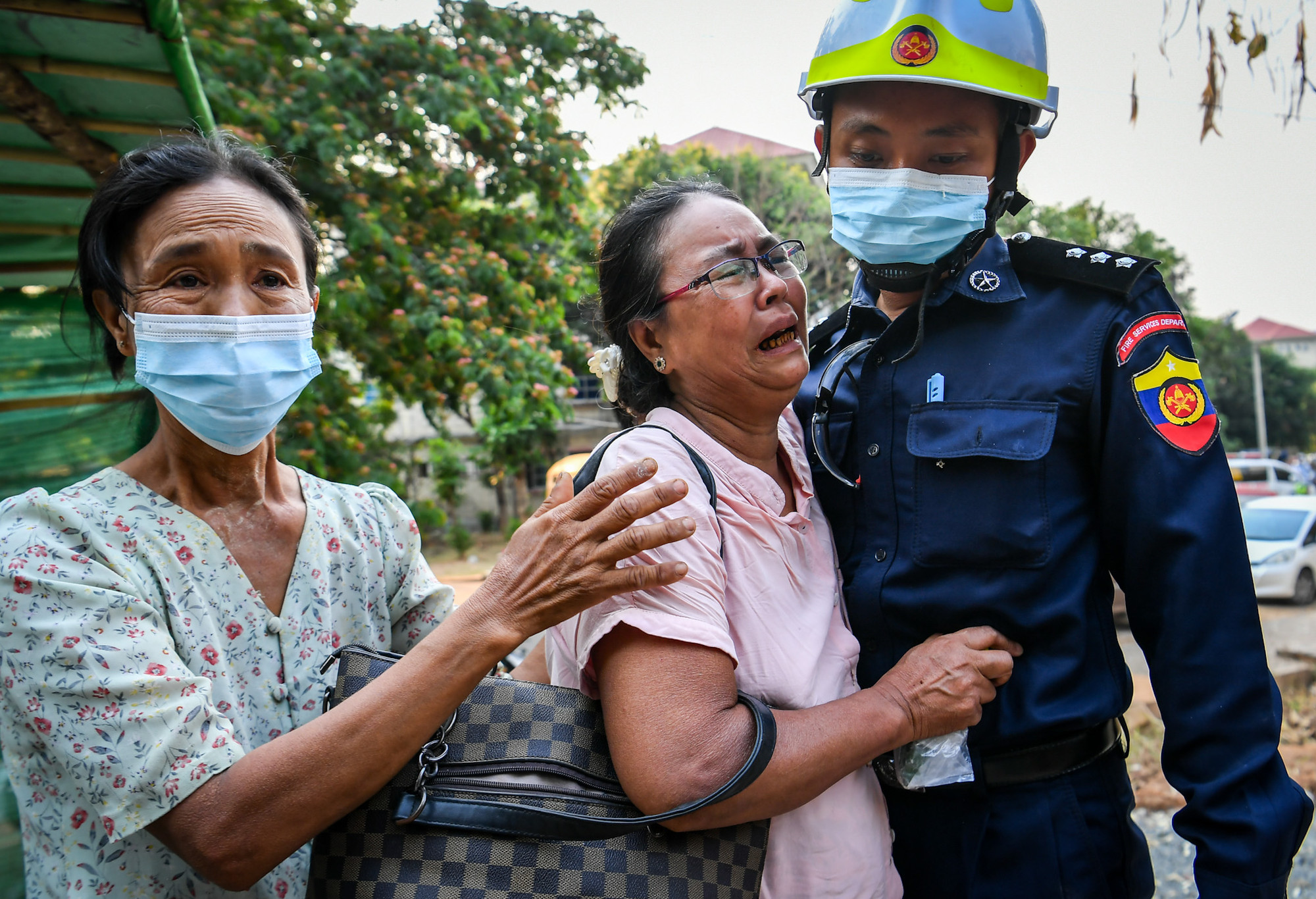 [Ảnh] Người thân nạn nhân vụ động đất ở Myanmar xúc động và biết ơn đoàn cứu nạn, cứu hộ Bộ Quốc phòng Việt Nam ảnh 13