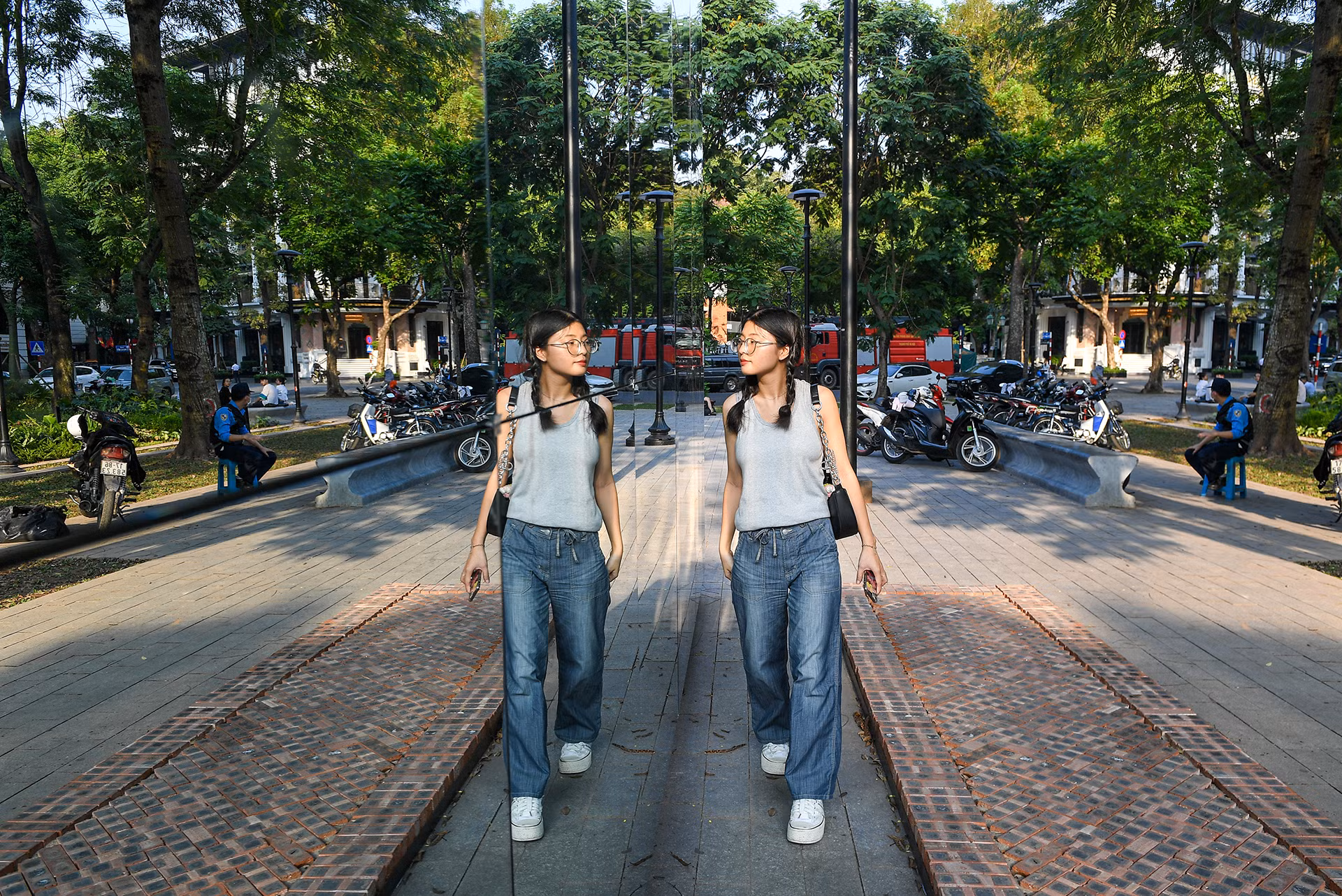 [Ảnh] Độc đáo nhà gương 3D khổng lồ tại vườn hoa Diên Hồng ảnh 10