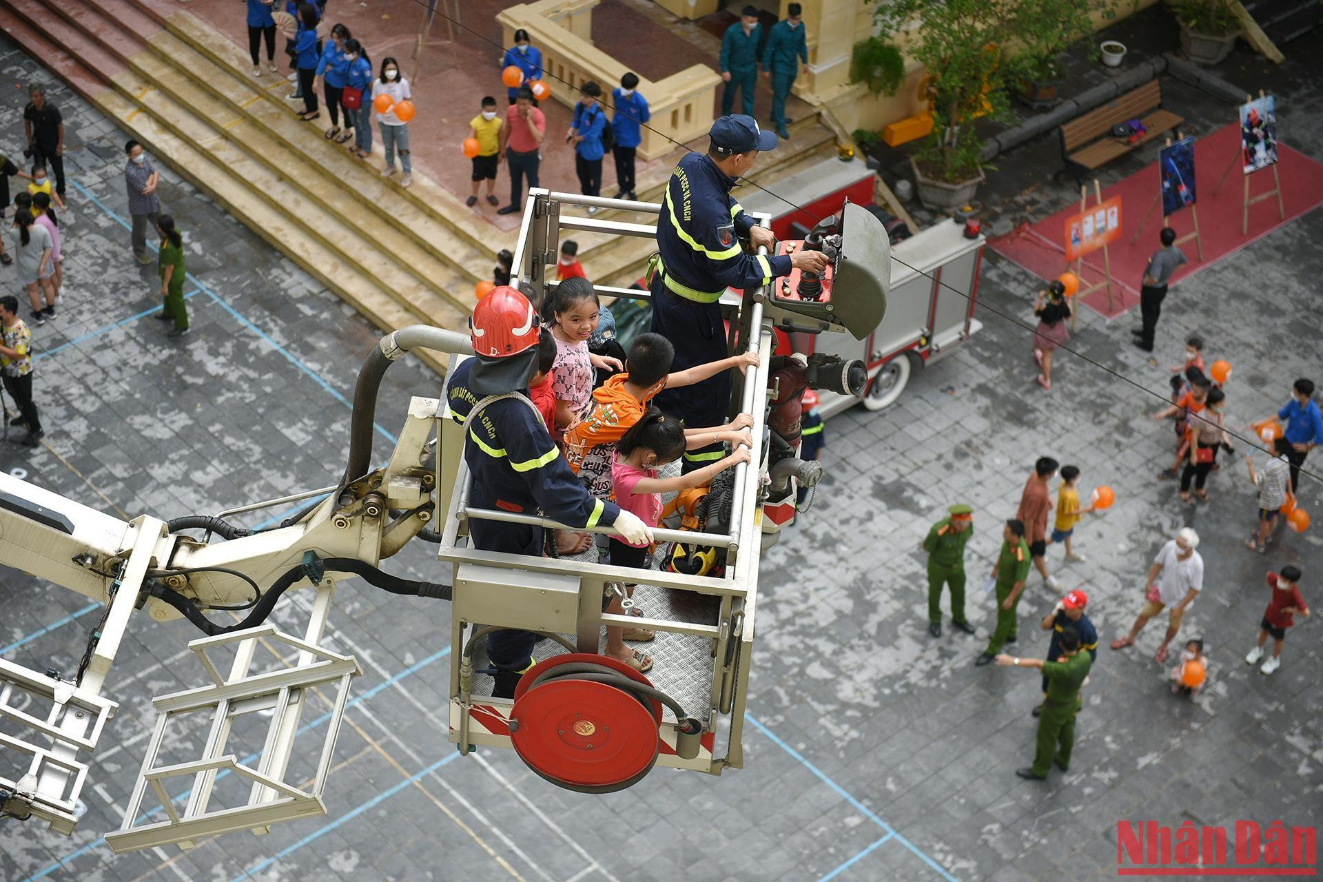 Hoạt động trải nghiệm được lực lượng Công an quận Hoàn Kiếm bảo đảm diễn ra an toàn....