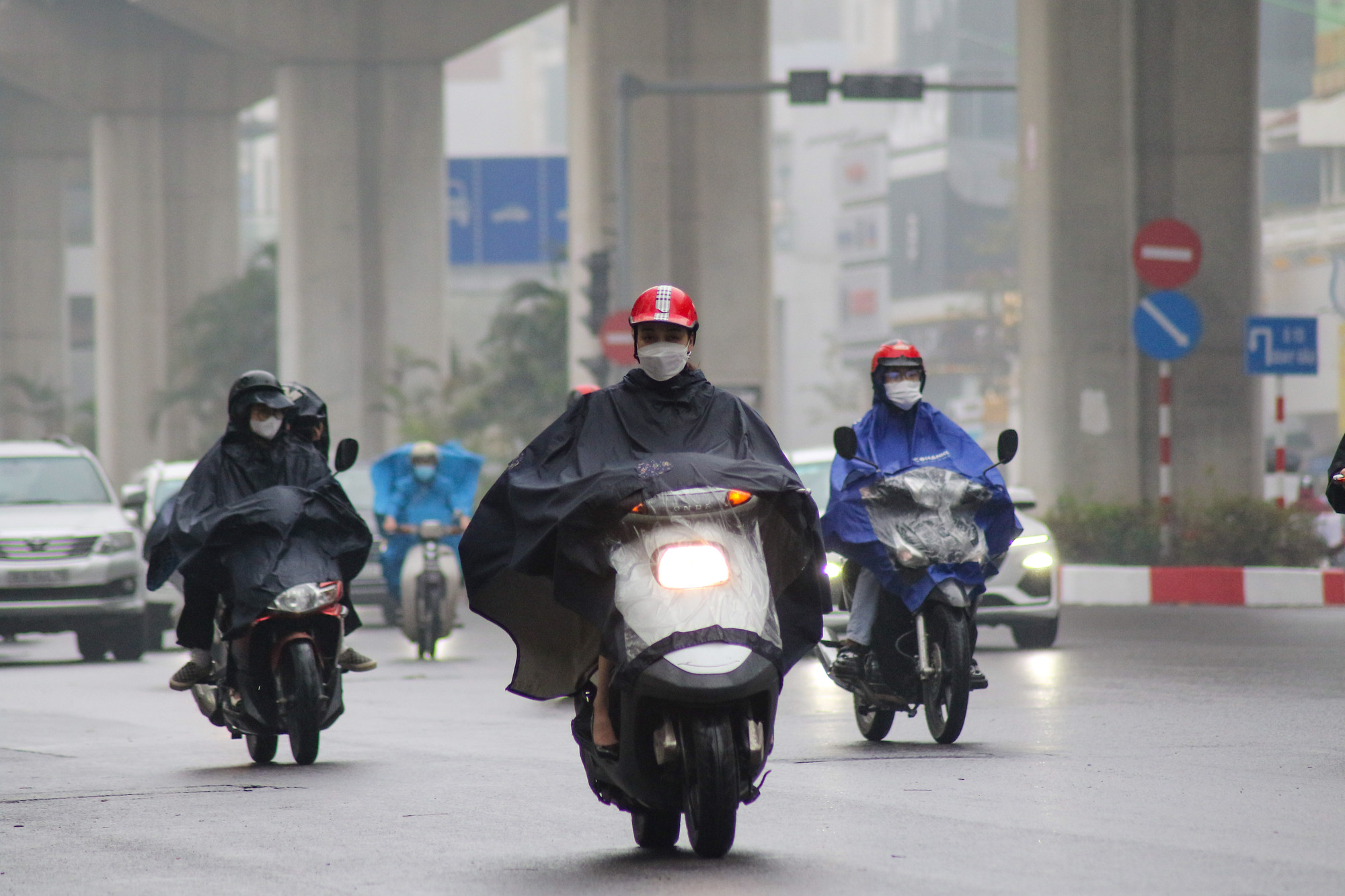 Mưa phùn và sương mù khiến người tham gia giao thông phải bật đèn xe khi di chuyển vào ban ngày.